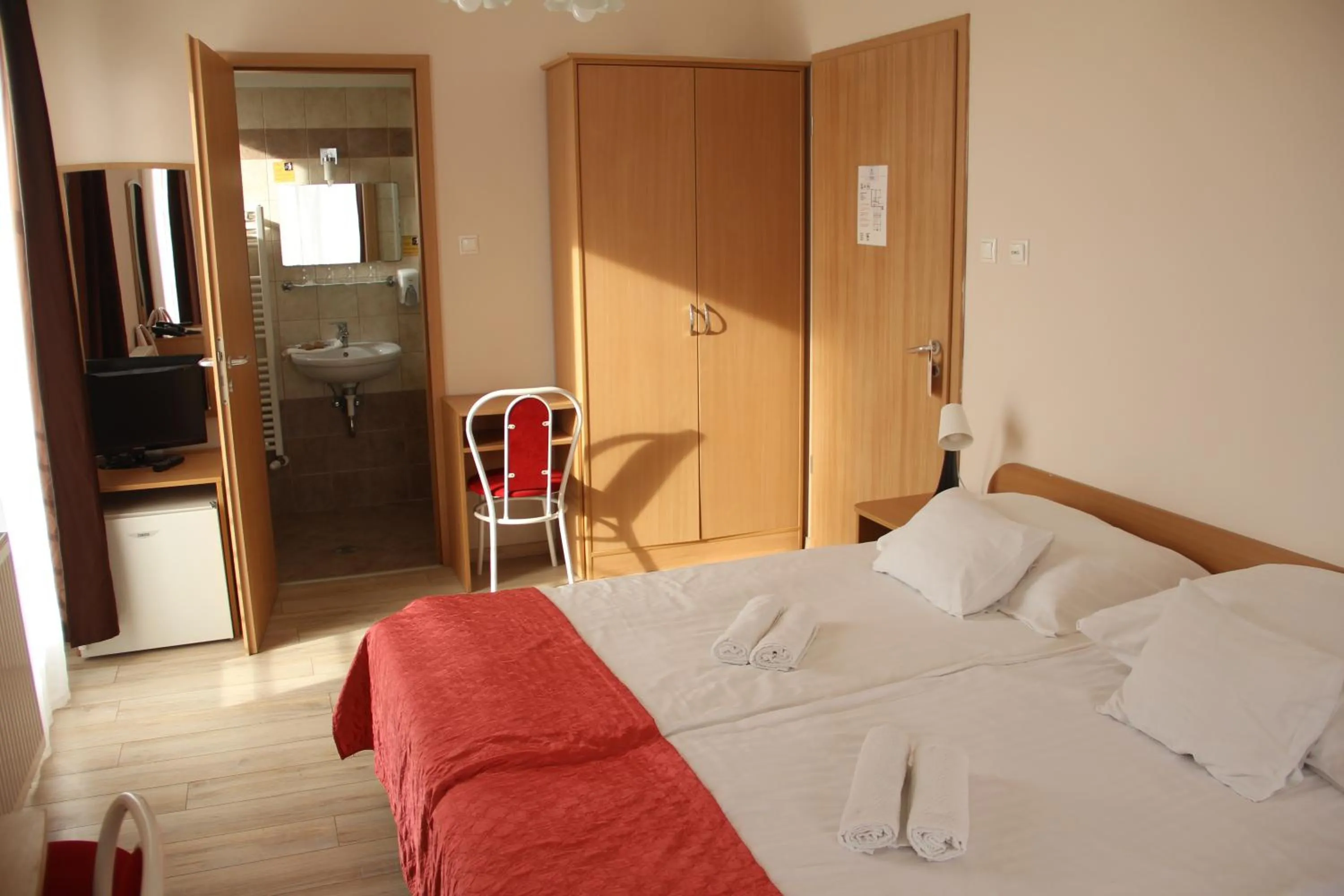 Photo of the whole room, Bed in Hotel Rose City
