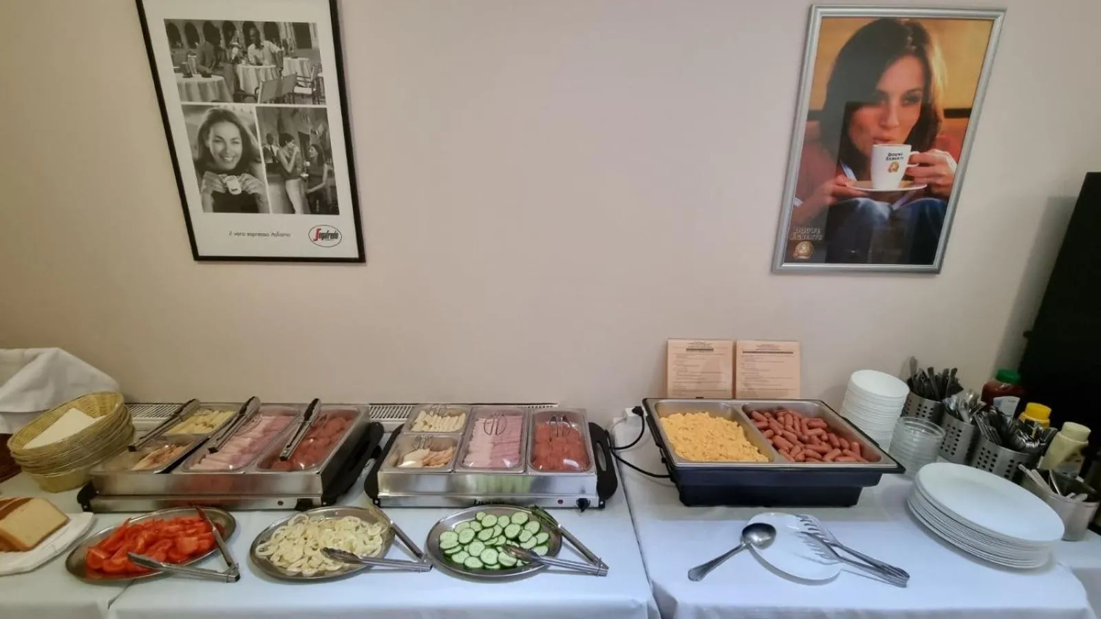 Buffet breakfast in Hotel Rose City