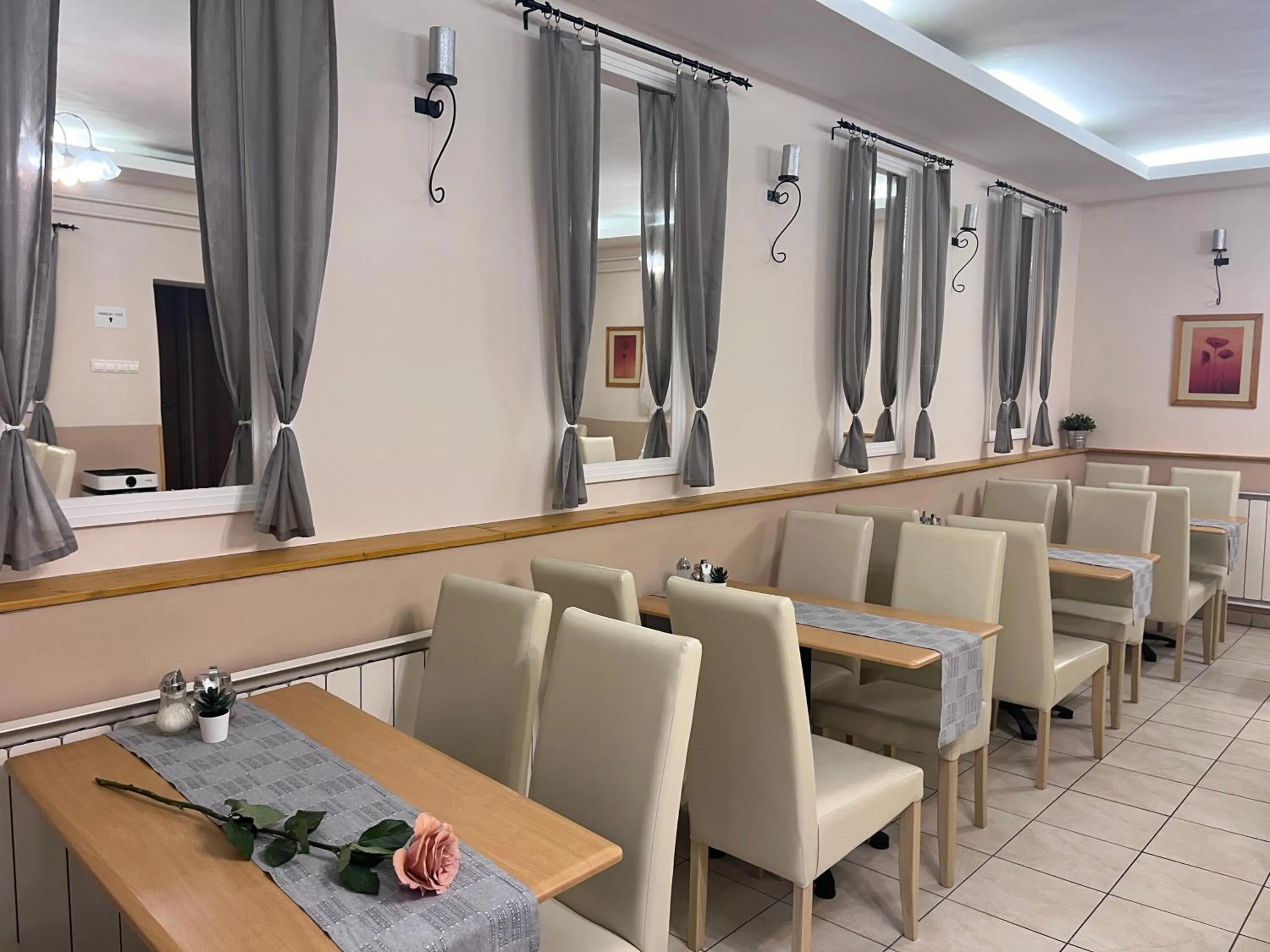 Restaurant/places to eat in Hotel Rose City