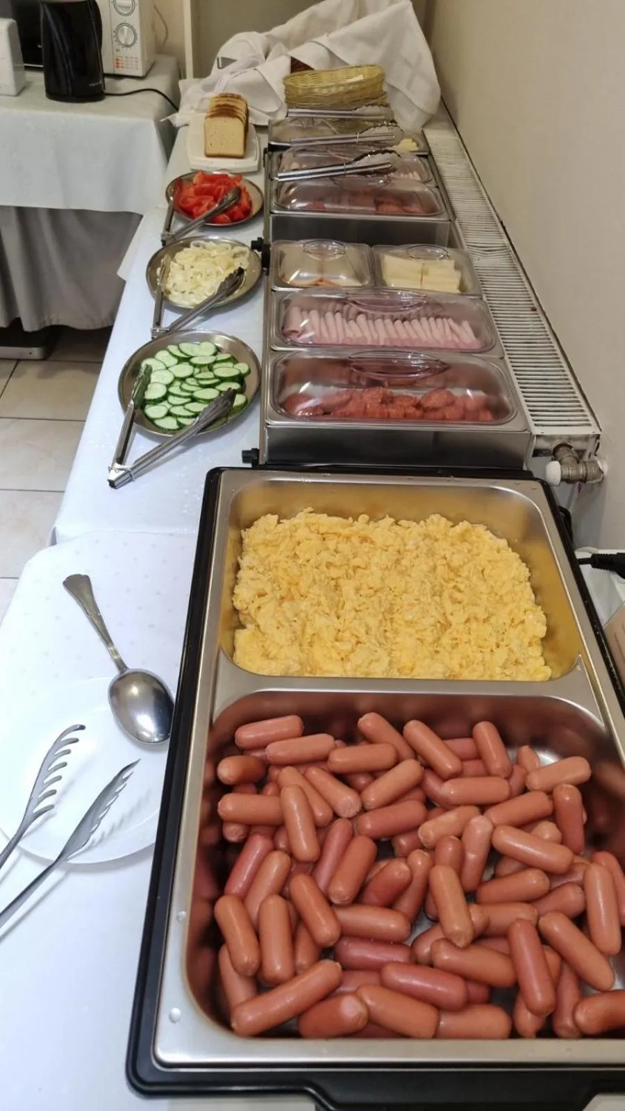 Buffet breakfast in Hotel Rose City