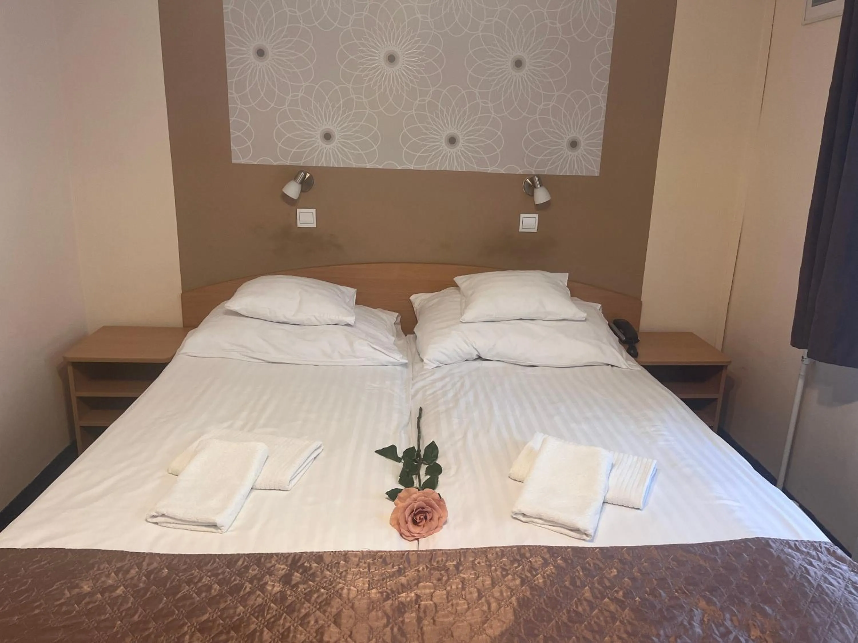 Bed in Hotel Rose City