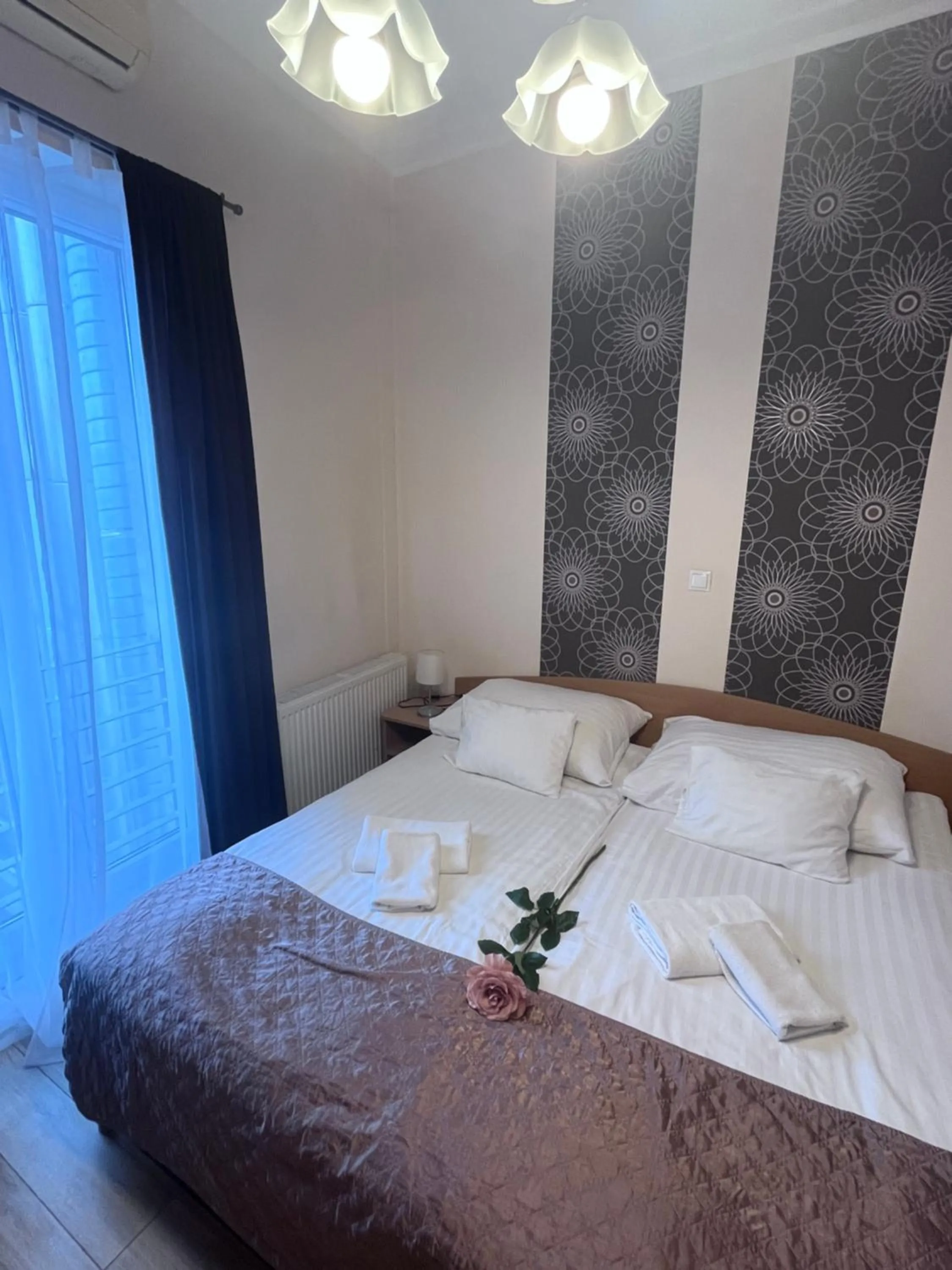 Bed in Hotel Rose City