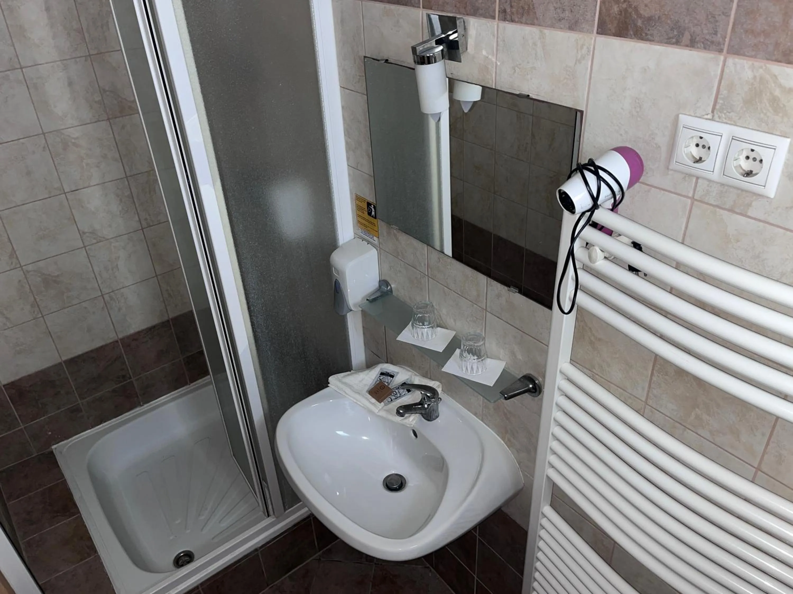 Bathroom in Hotel Rose City