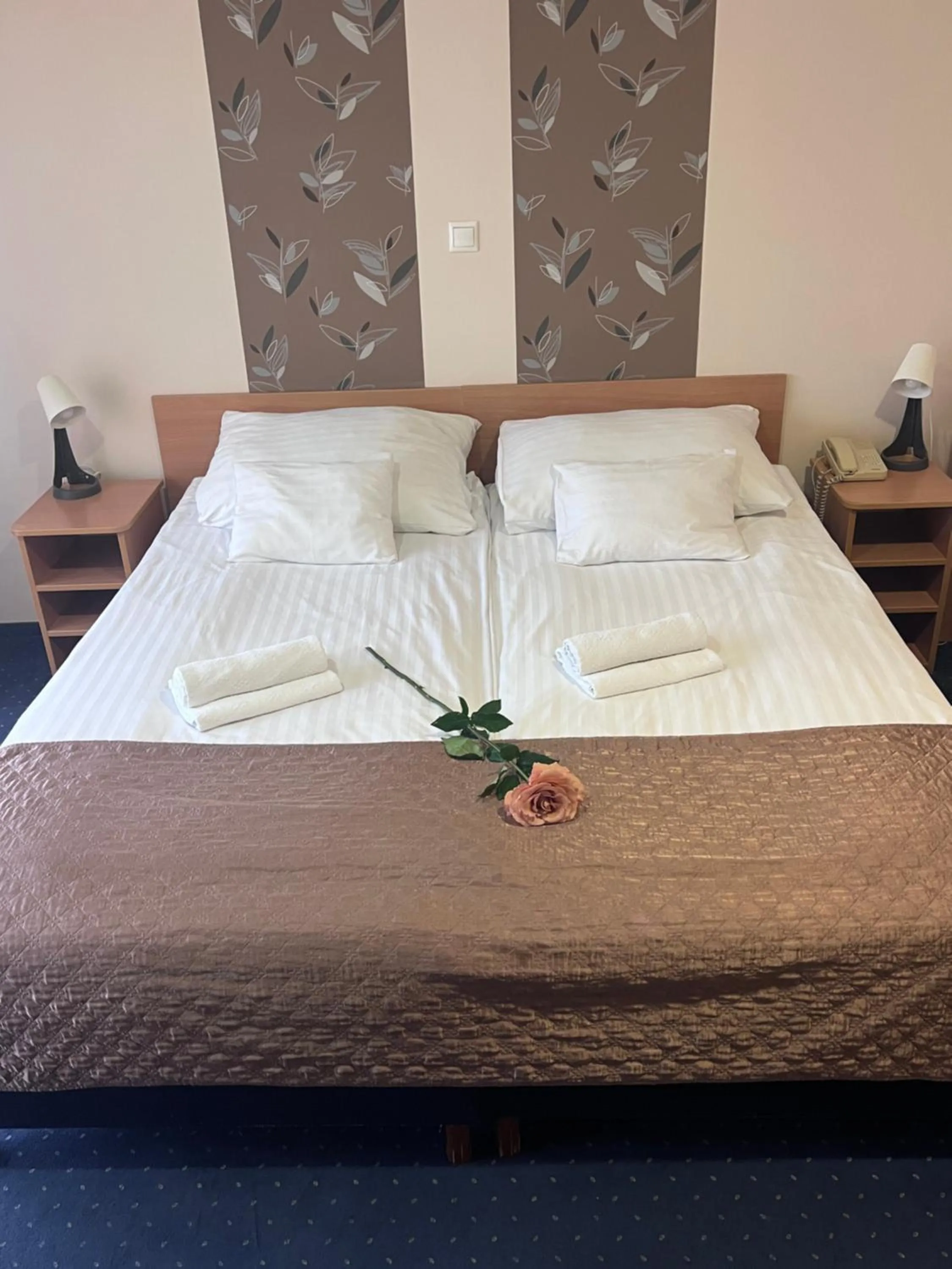 Bed in Hotel Rose City