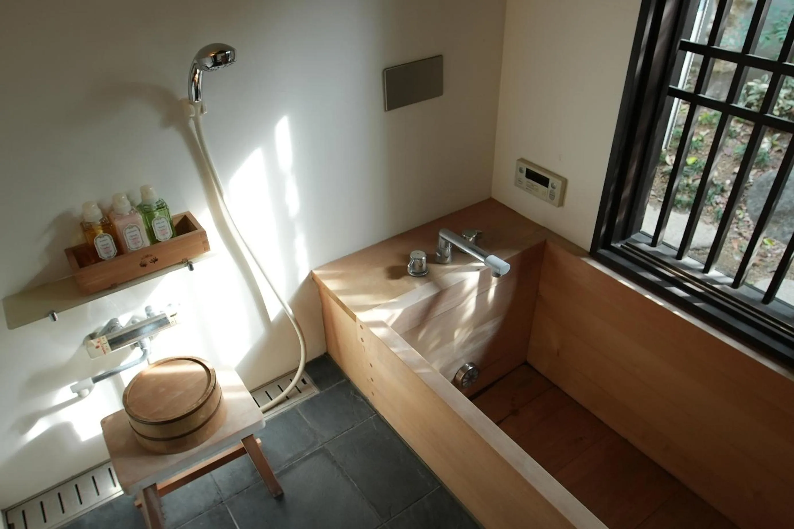 Hot Tub in KAMIYASHIKI Private Hotel - Self Check-in Only