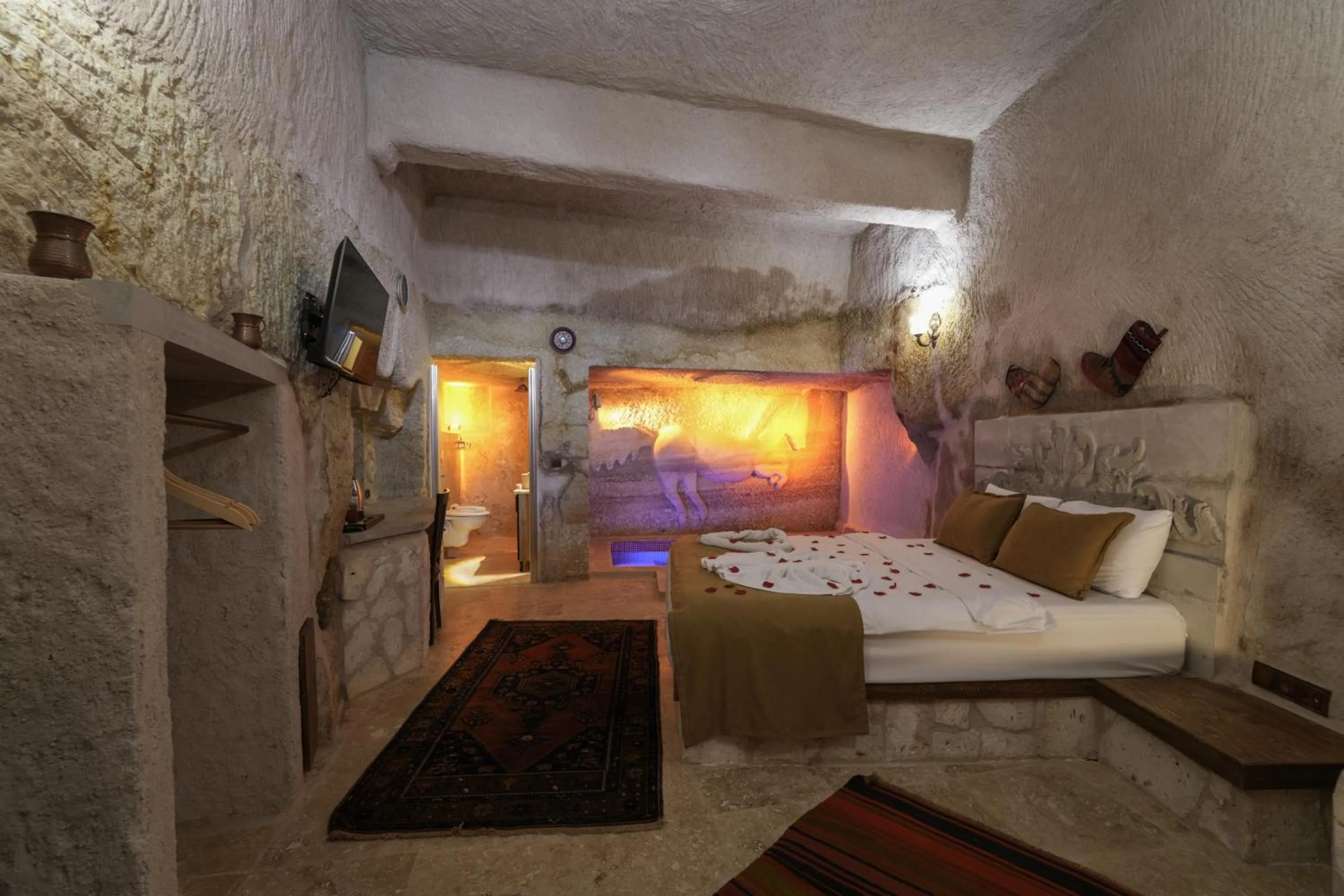 Photo of the whole room in By Yüksel Cave