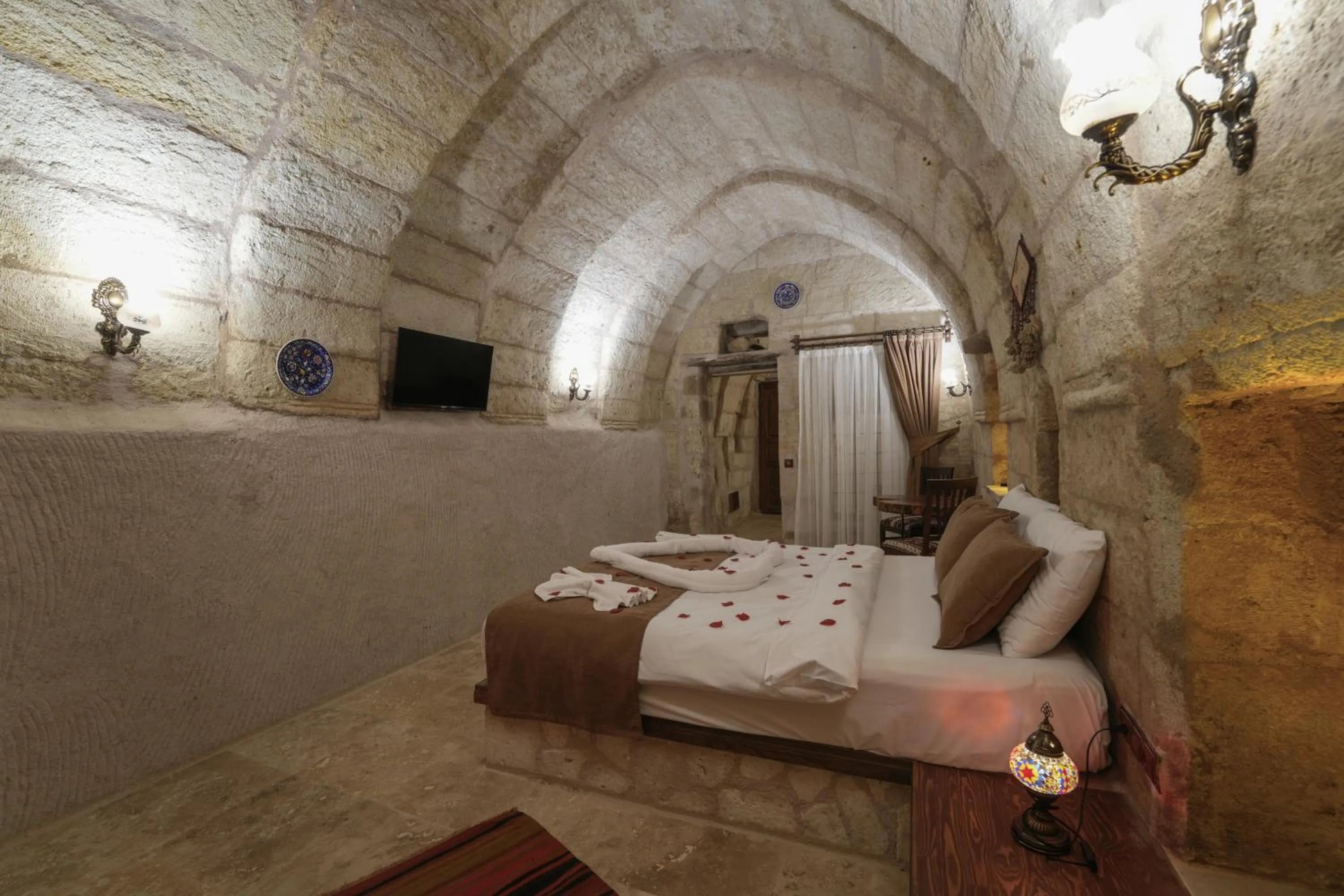 Photo of the whole room, Bed in By Yüksel Cave