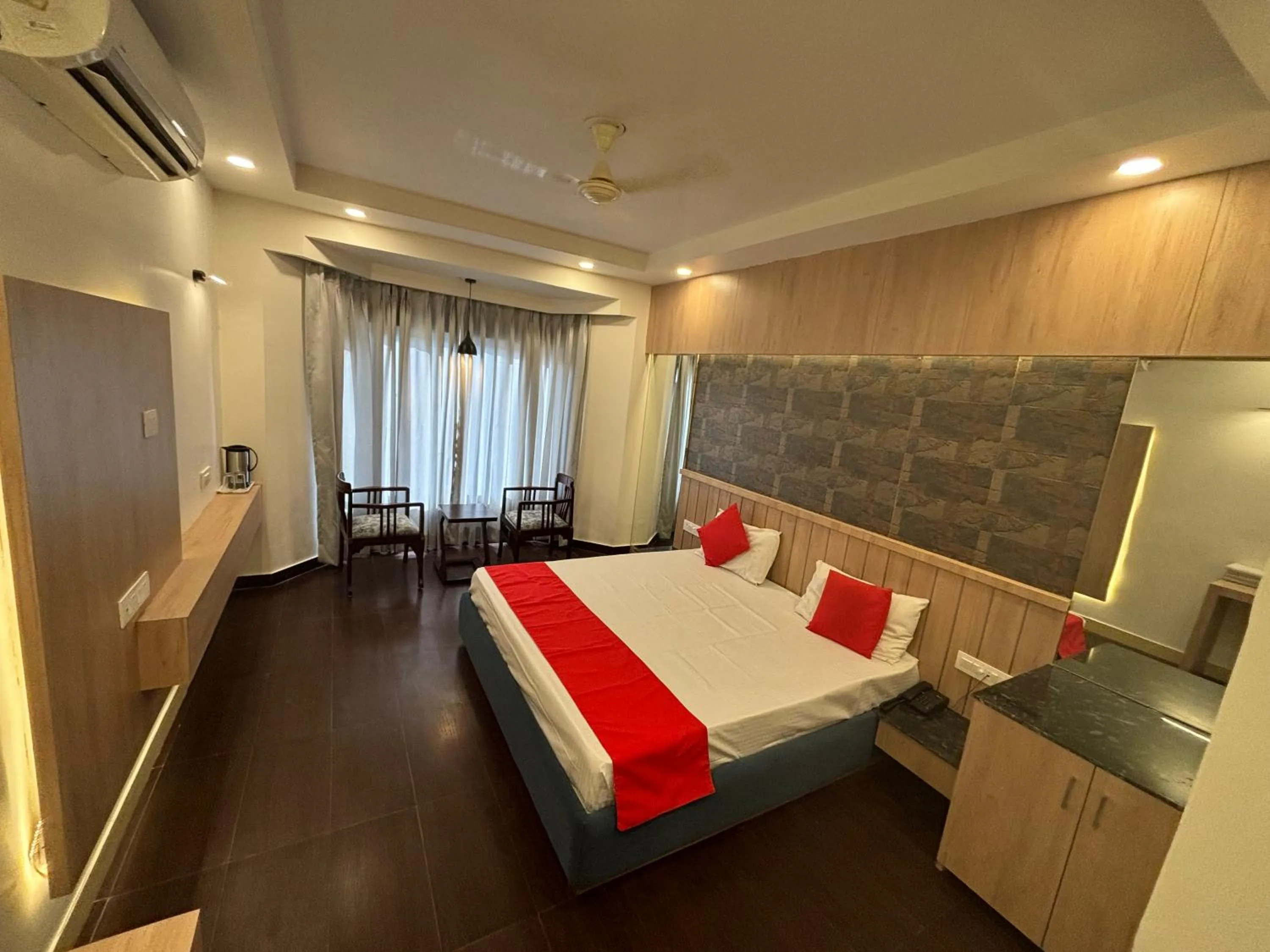 Bedroom, Bed in Hotel Maya international