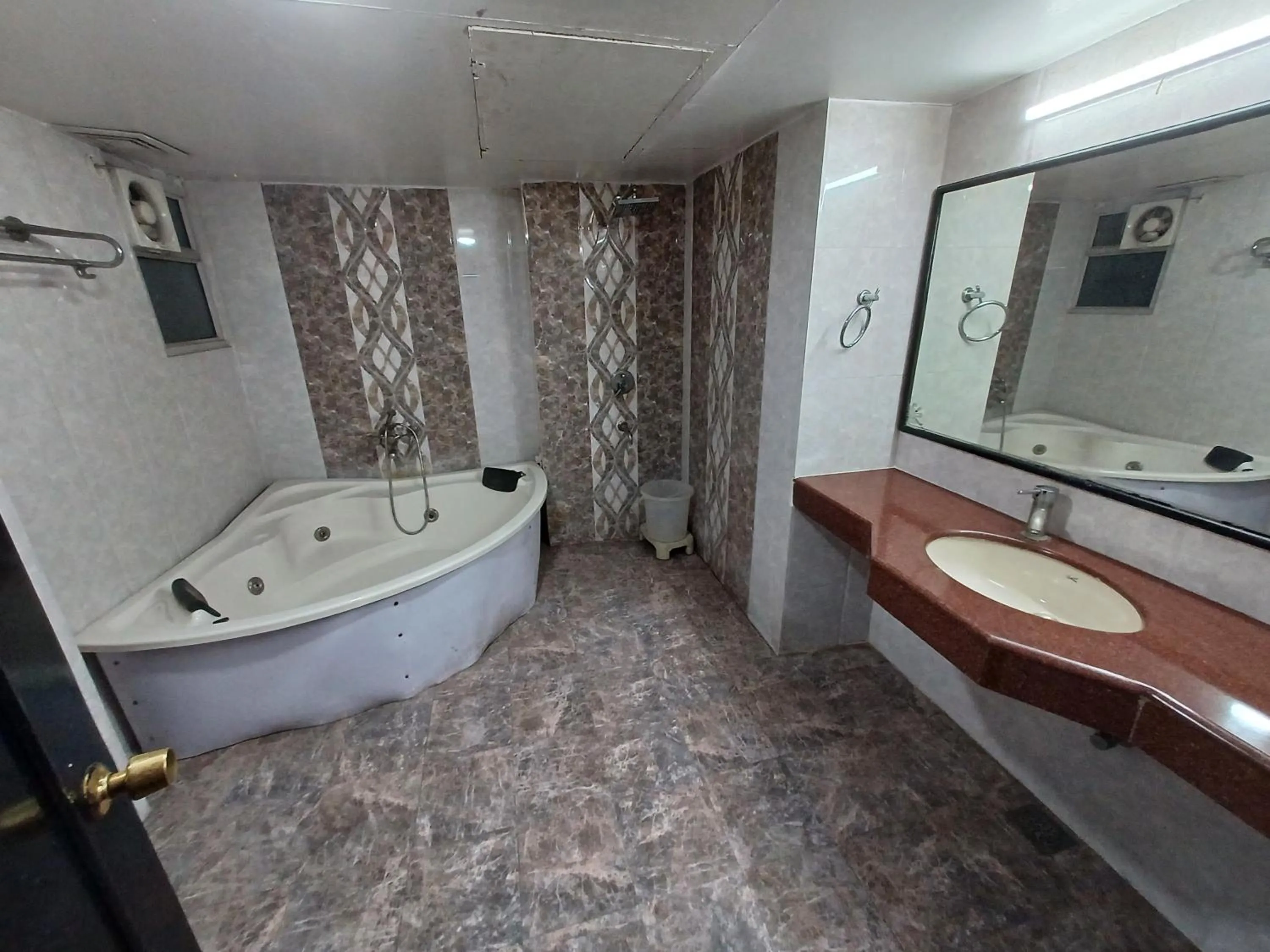 Bath in Hotel Maya international