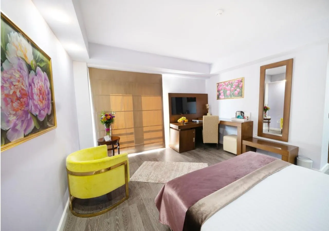 Bed in Phoenicia Comfort Hotel