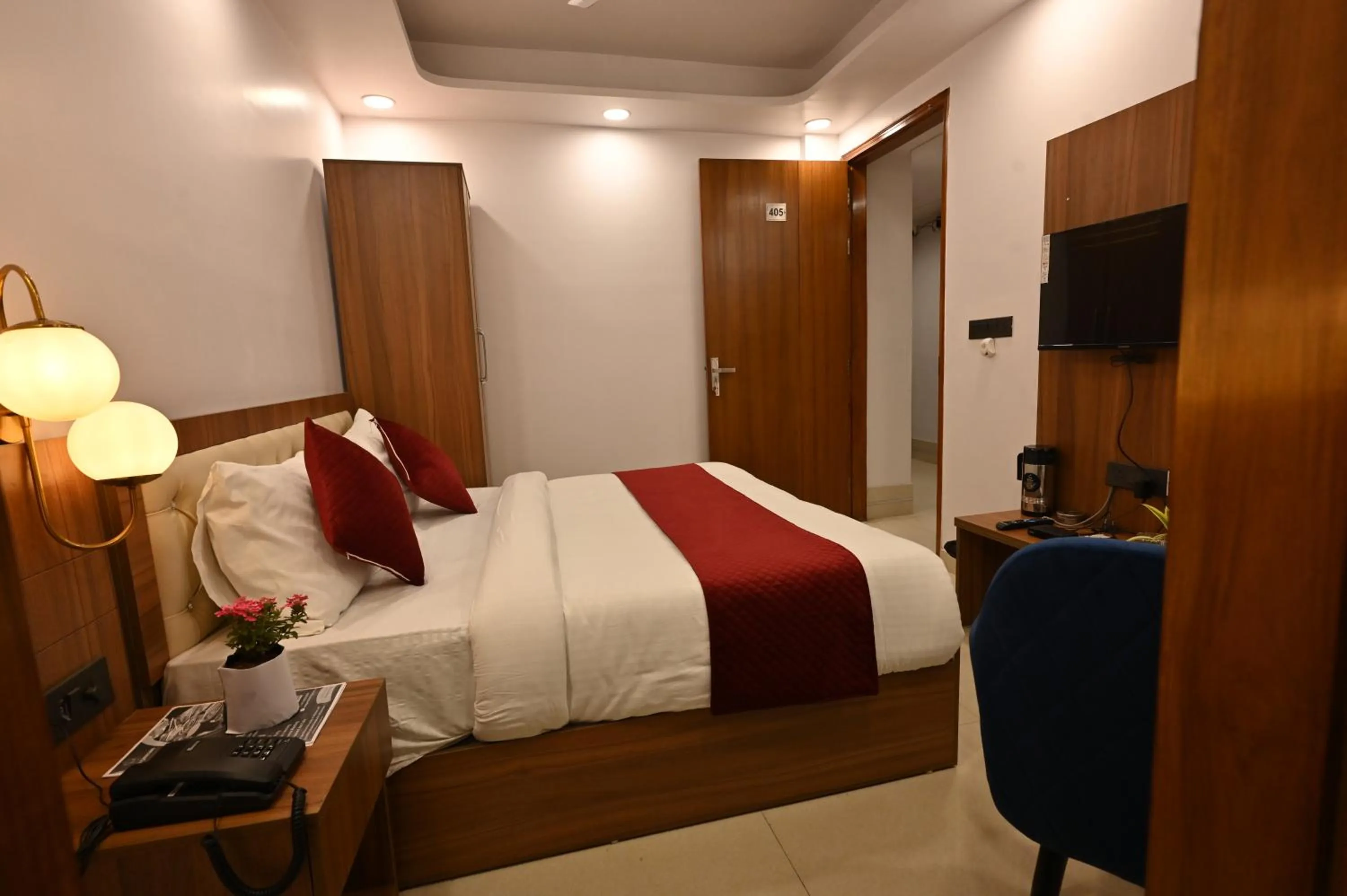 Bed in Hotel Down Town Paschim Vihar
