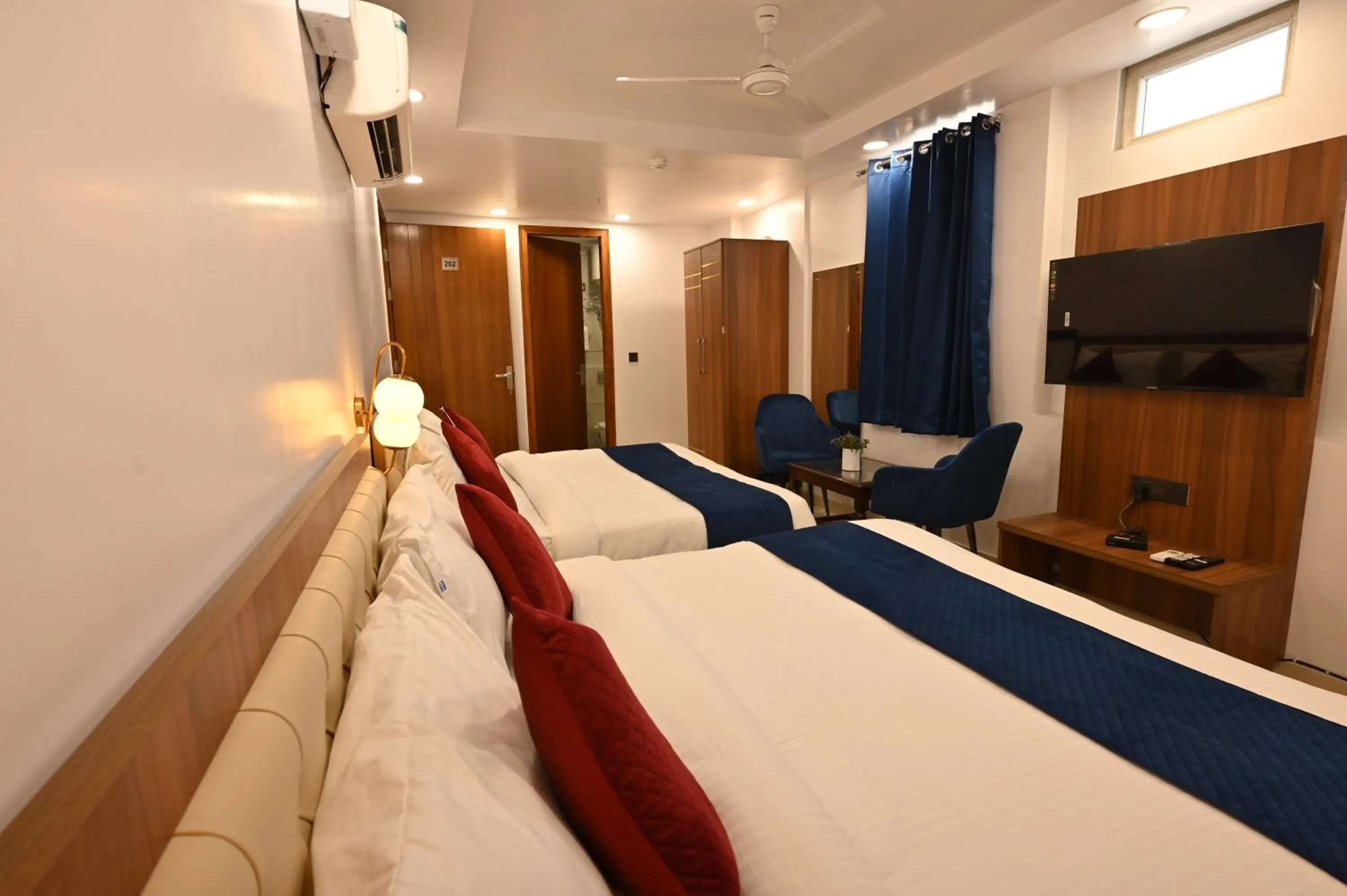 Bed in Hotel Down Town Paschim Vihar