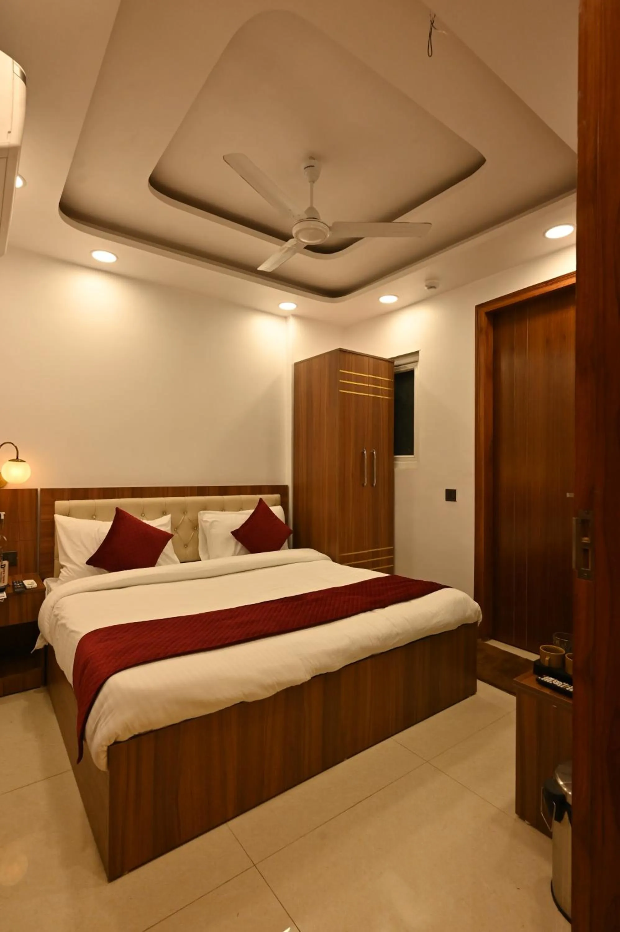 Bed in Hotel Down Town Paschim Vihar