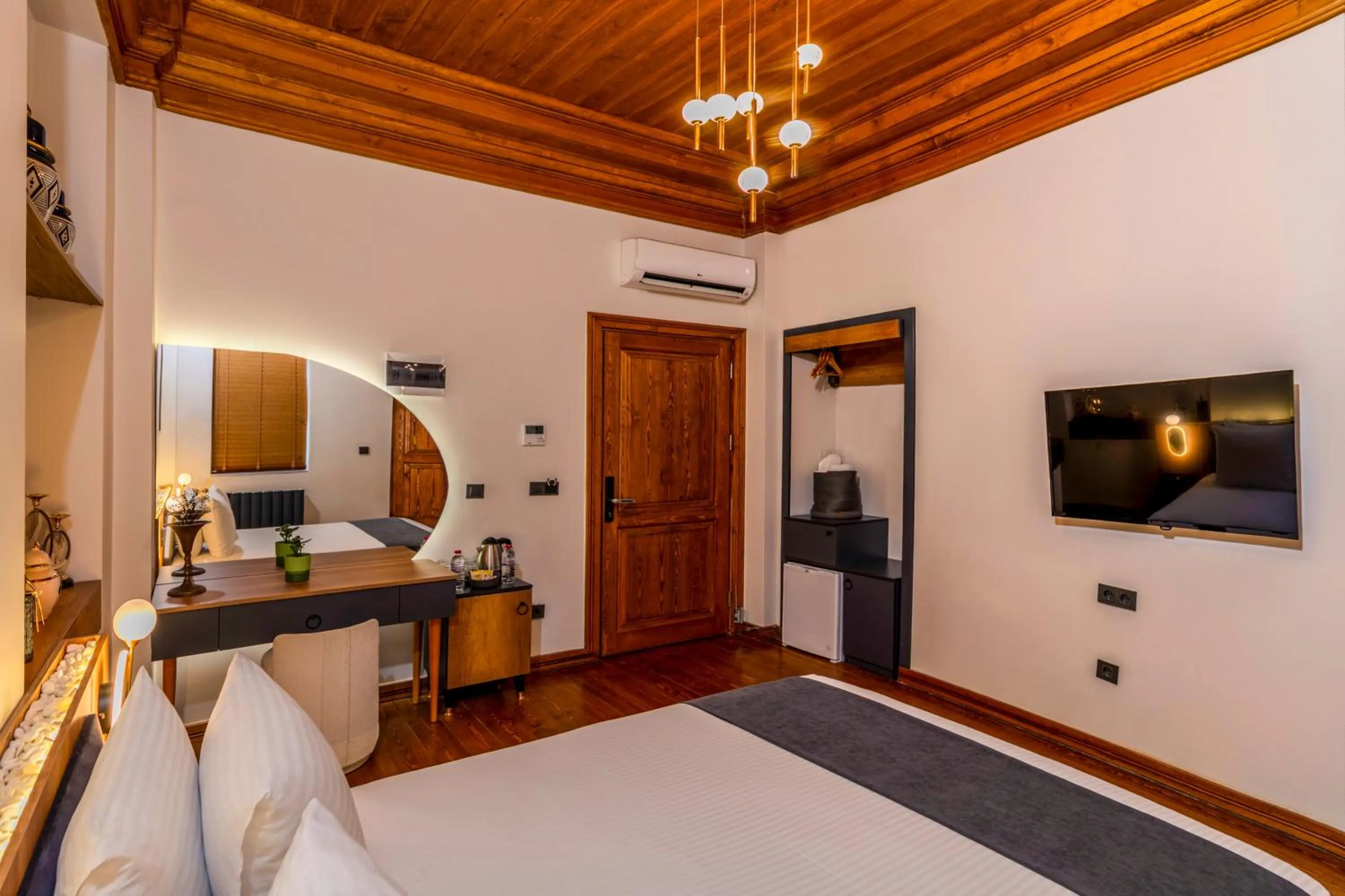 Photo of the whole room, Bed in Elmira Pera Hotel & - Special Class