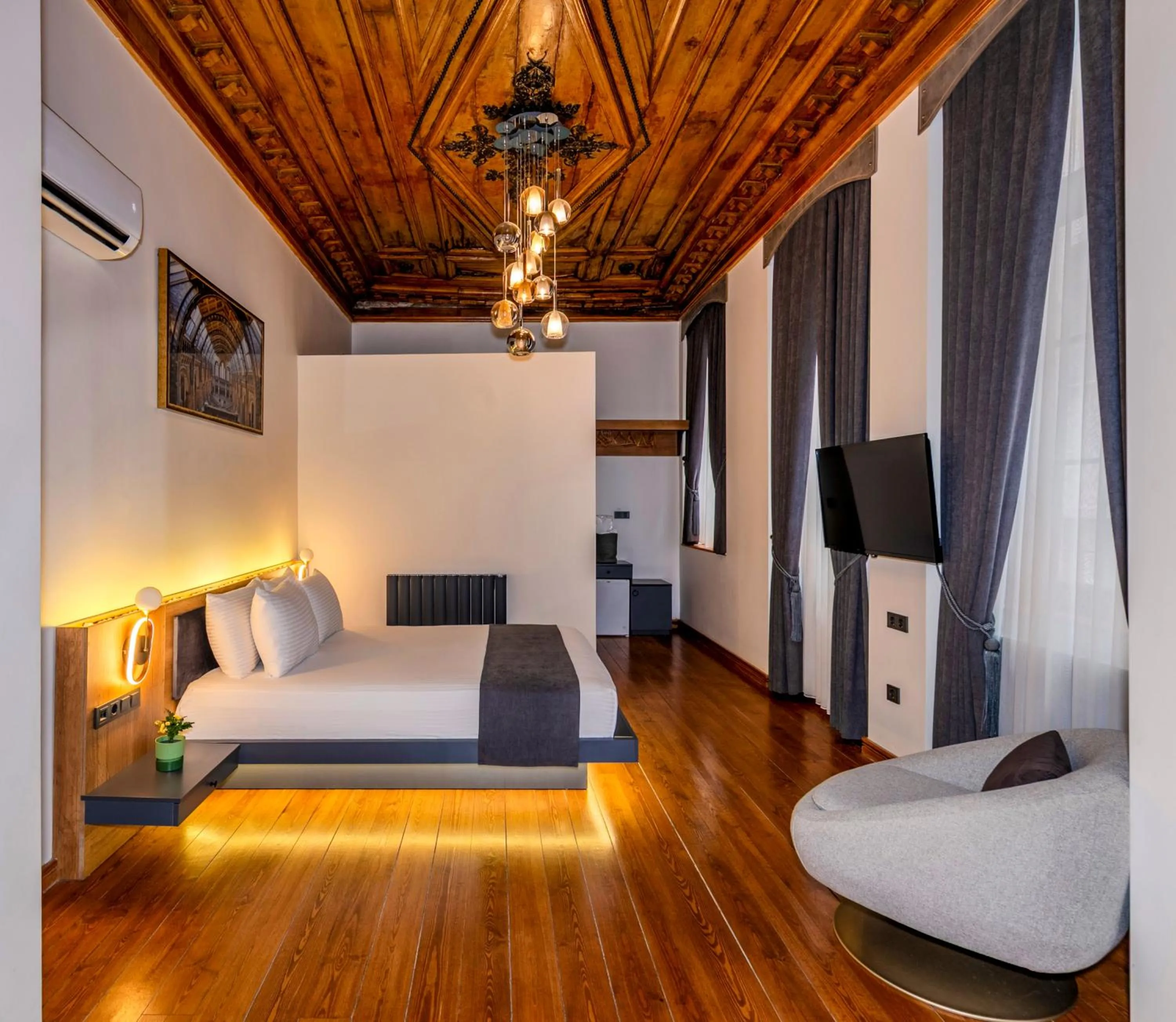 Photo of the whole room, Bed in Elmira Pera Hotel & - Special Class