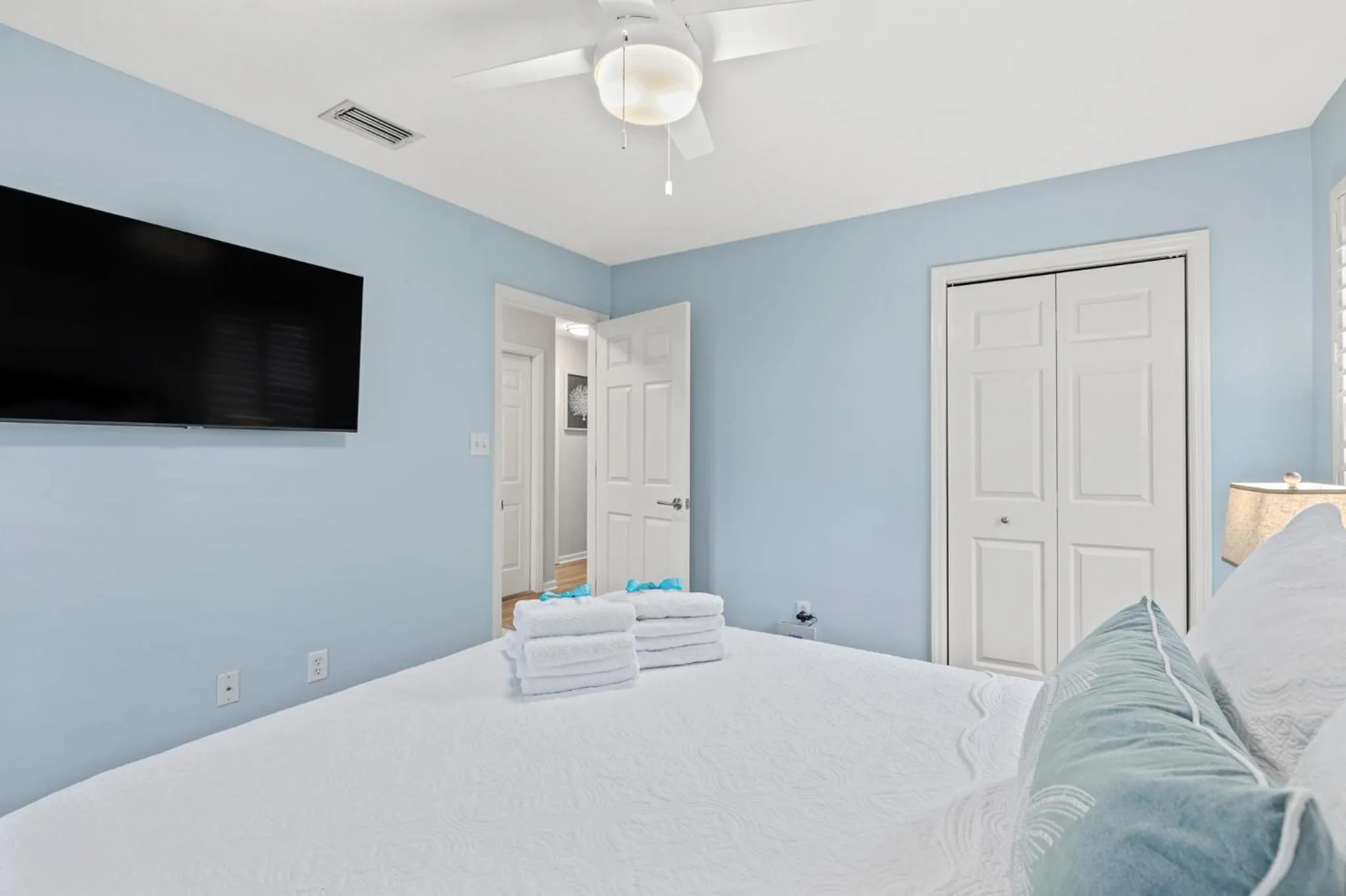 Sunshine House! 3BR 2BA Sleeps 9! Your perfect retreat for comfort and style
