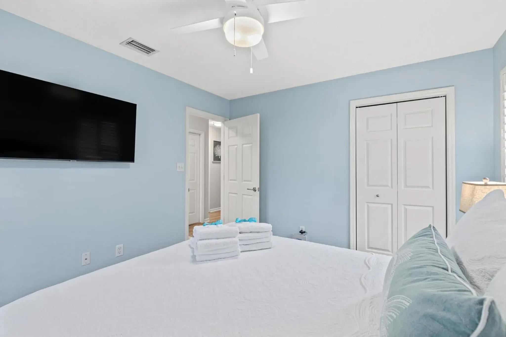 Sunshine House! 3BR 2BA Sleeps 9! Your perfect retreat for comfort and style Sunshine House! 3BR 2BA Sleeps 9! Your perfect retreat for comfort and style