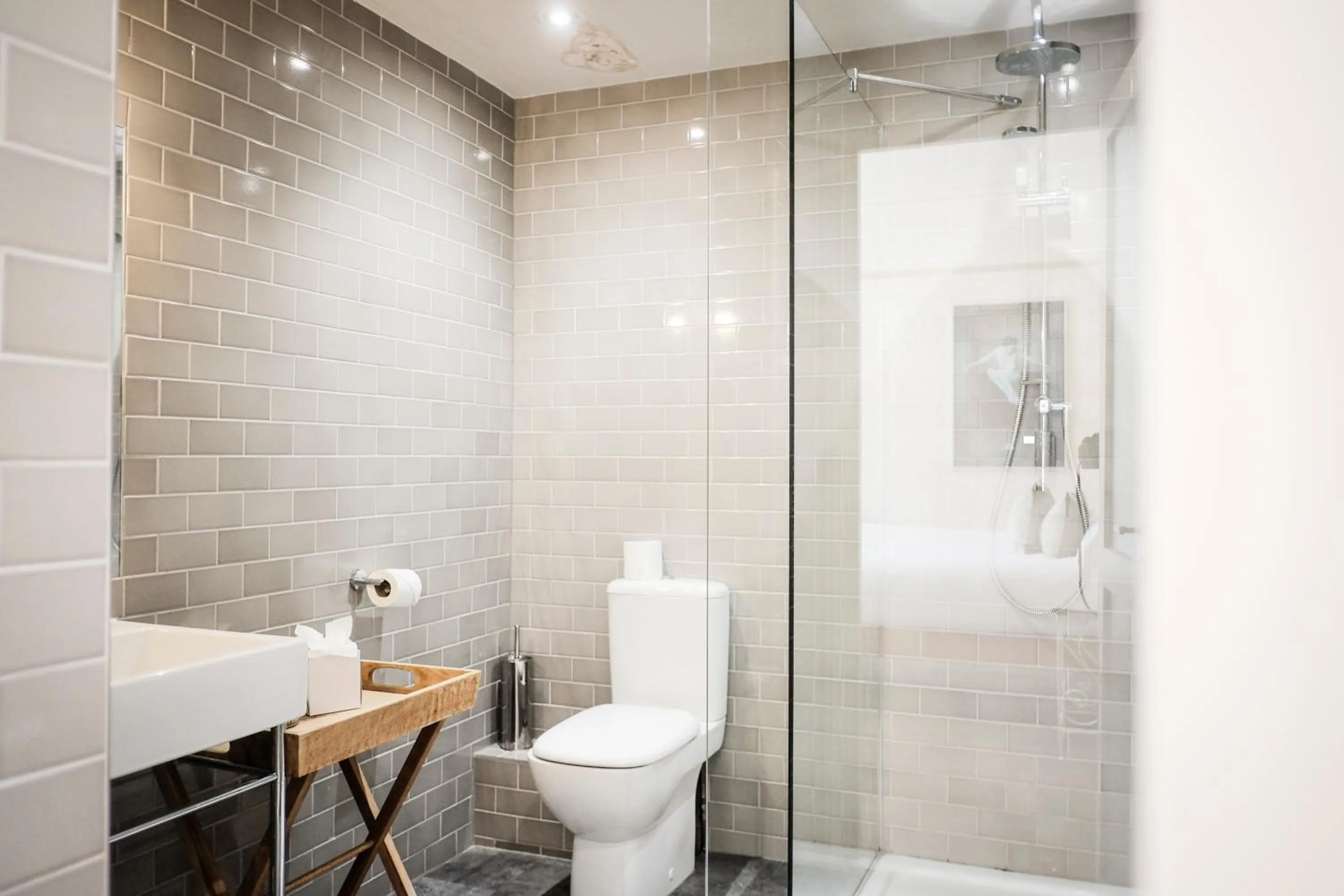 Shower in The White Buck