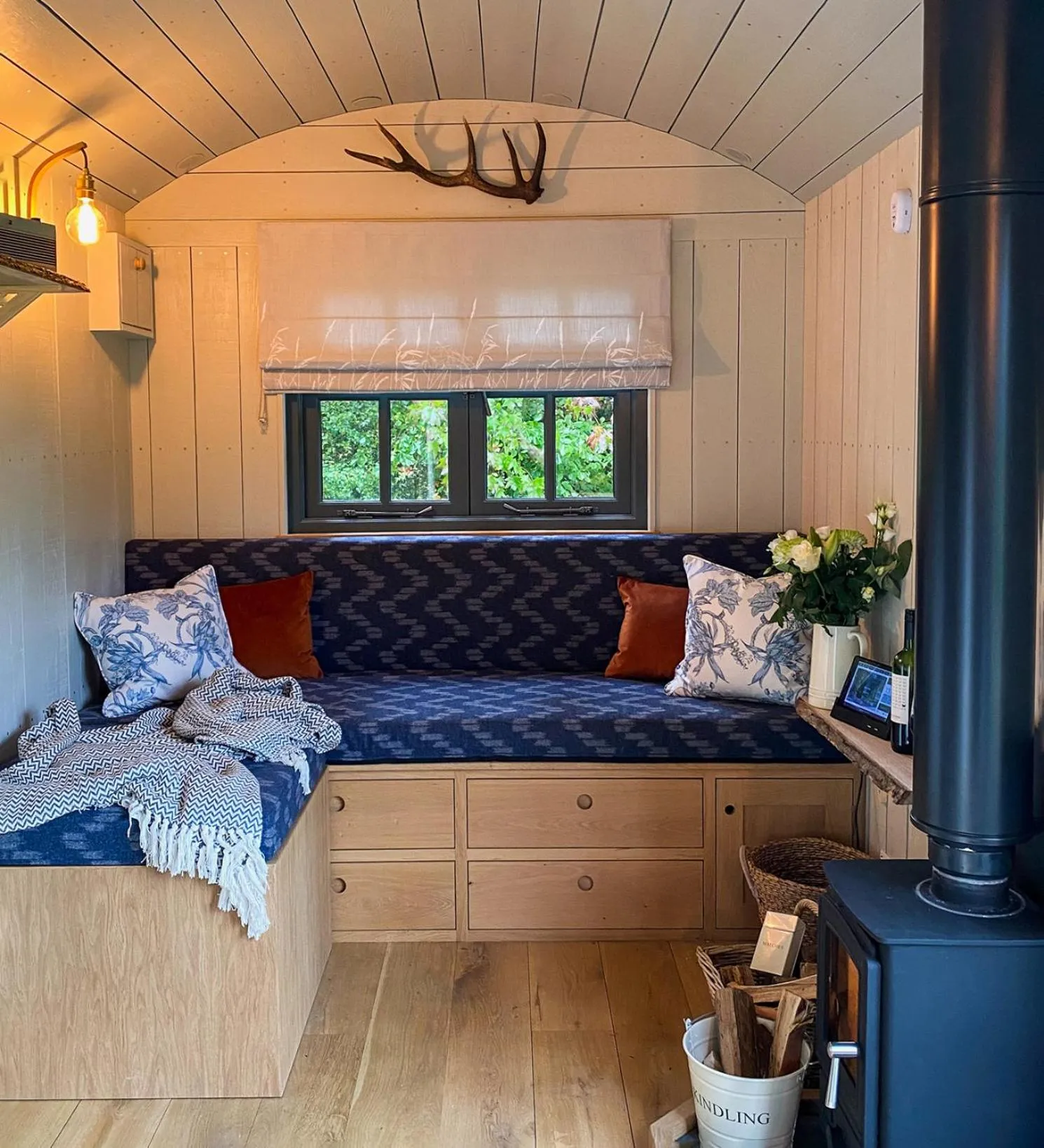 Seating area, Bed in Burley Manor