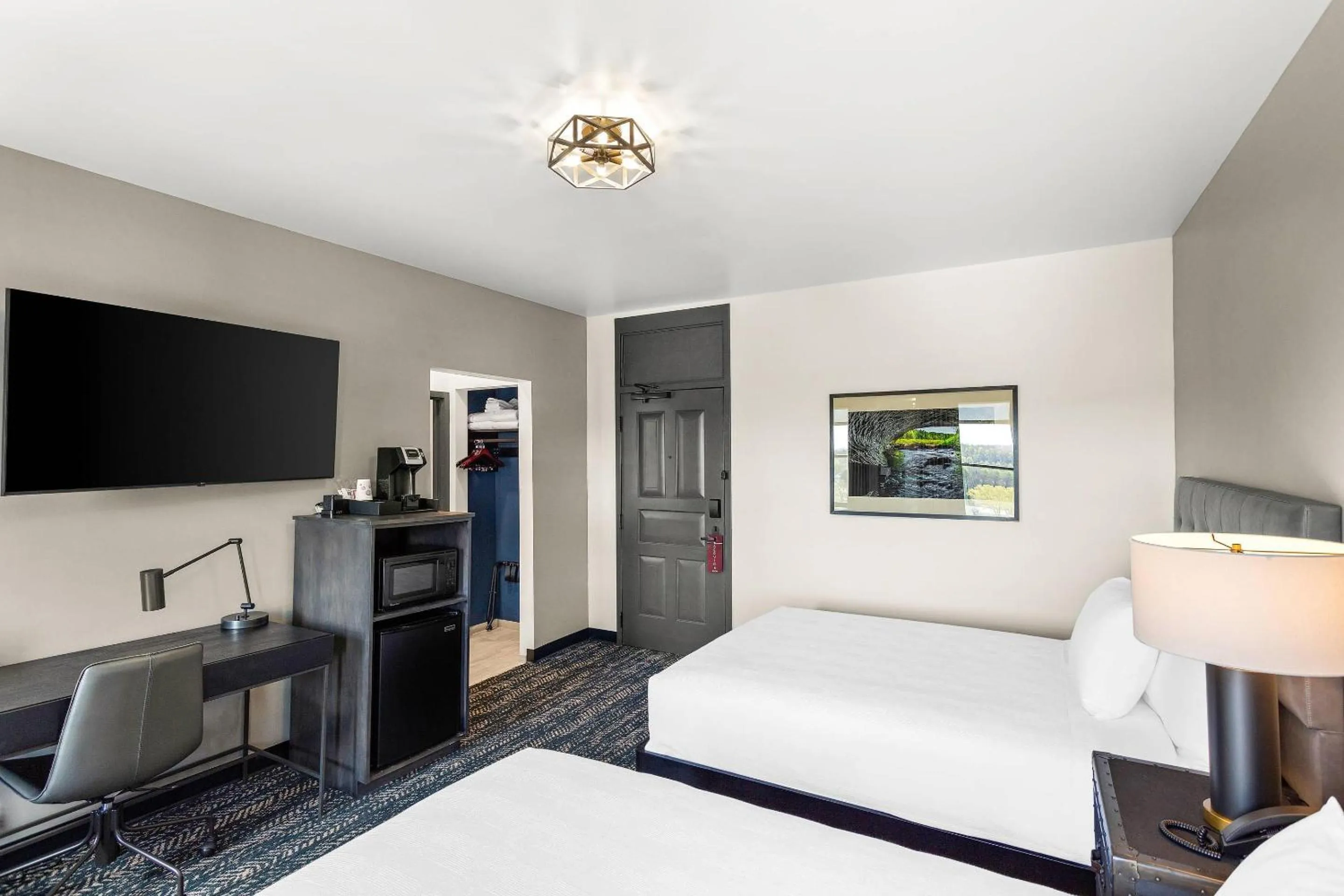 Bedroom, Bed in Tygart Hotel, an Ascend Collection Hotel