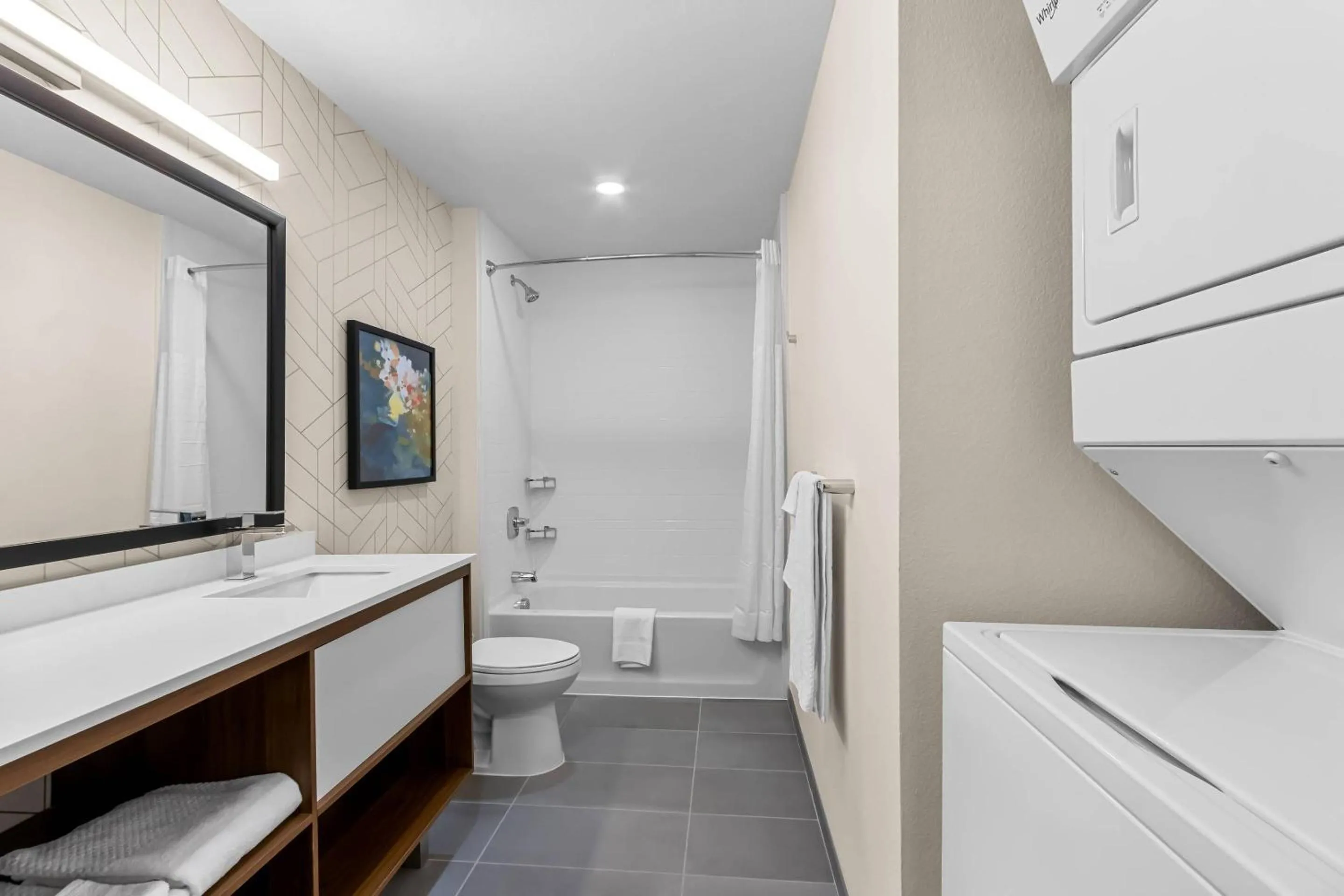 Bath in Everhome Suites Chandler Phoenix Fashion Center