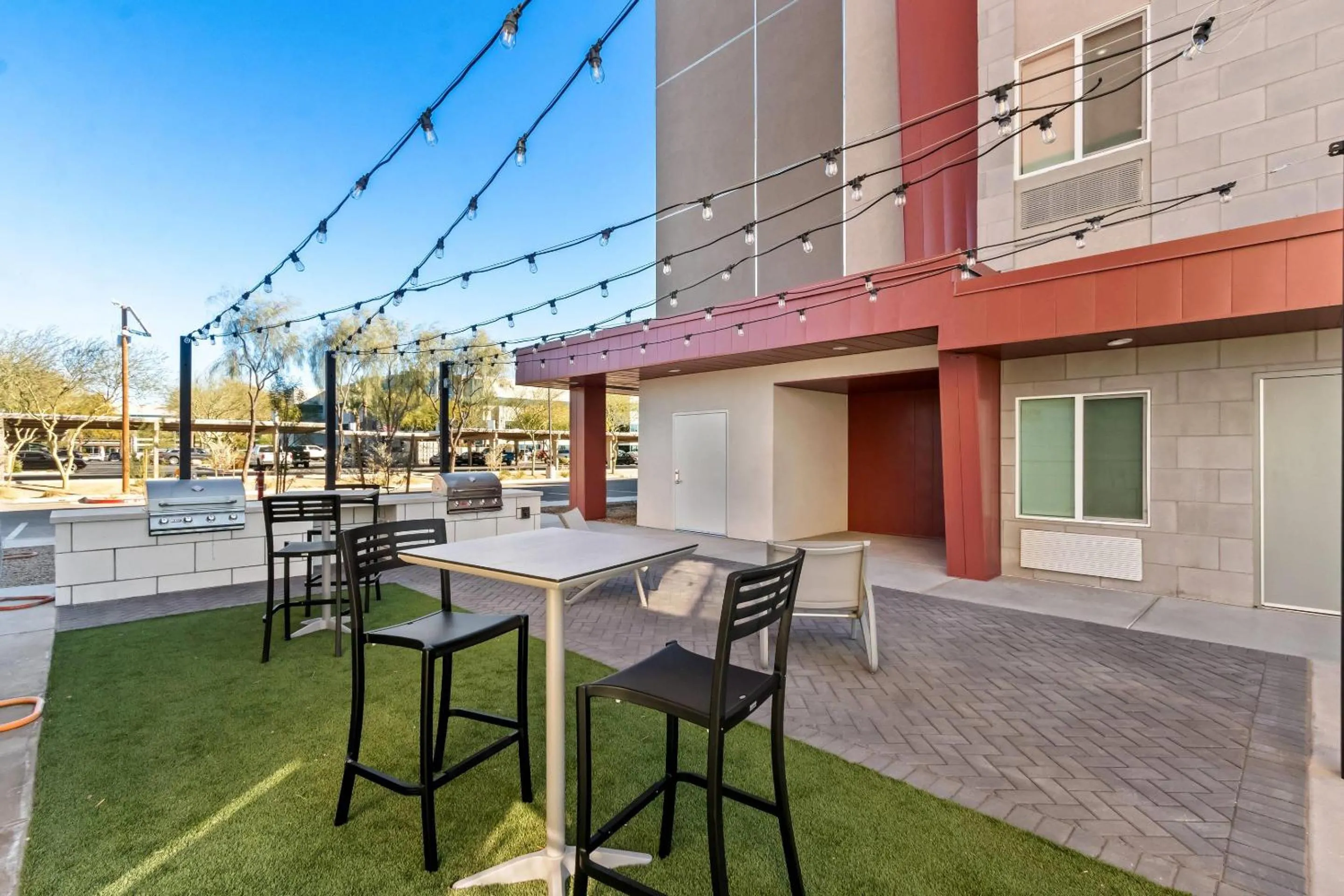 Swimming pool in Everhome Suites Chandler Phoenix Fashion Center