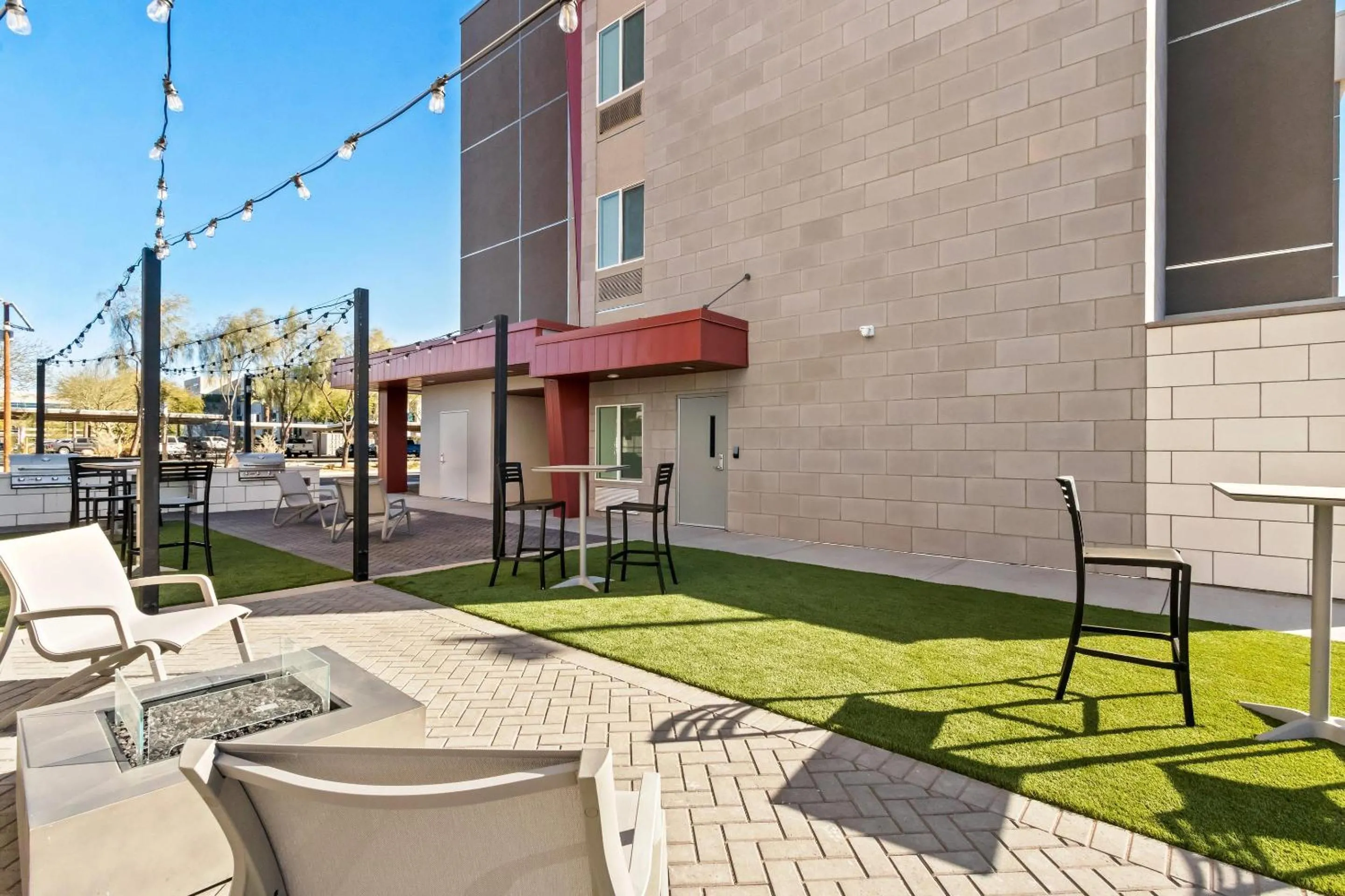 Swimming pool in Everhome Suites Chandler Phoenix Fashion Center