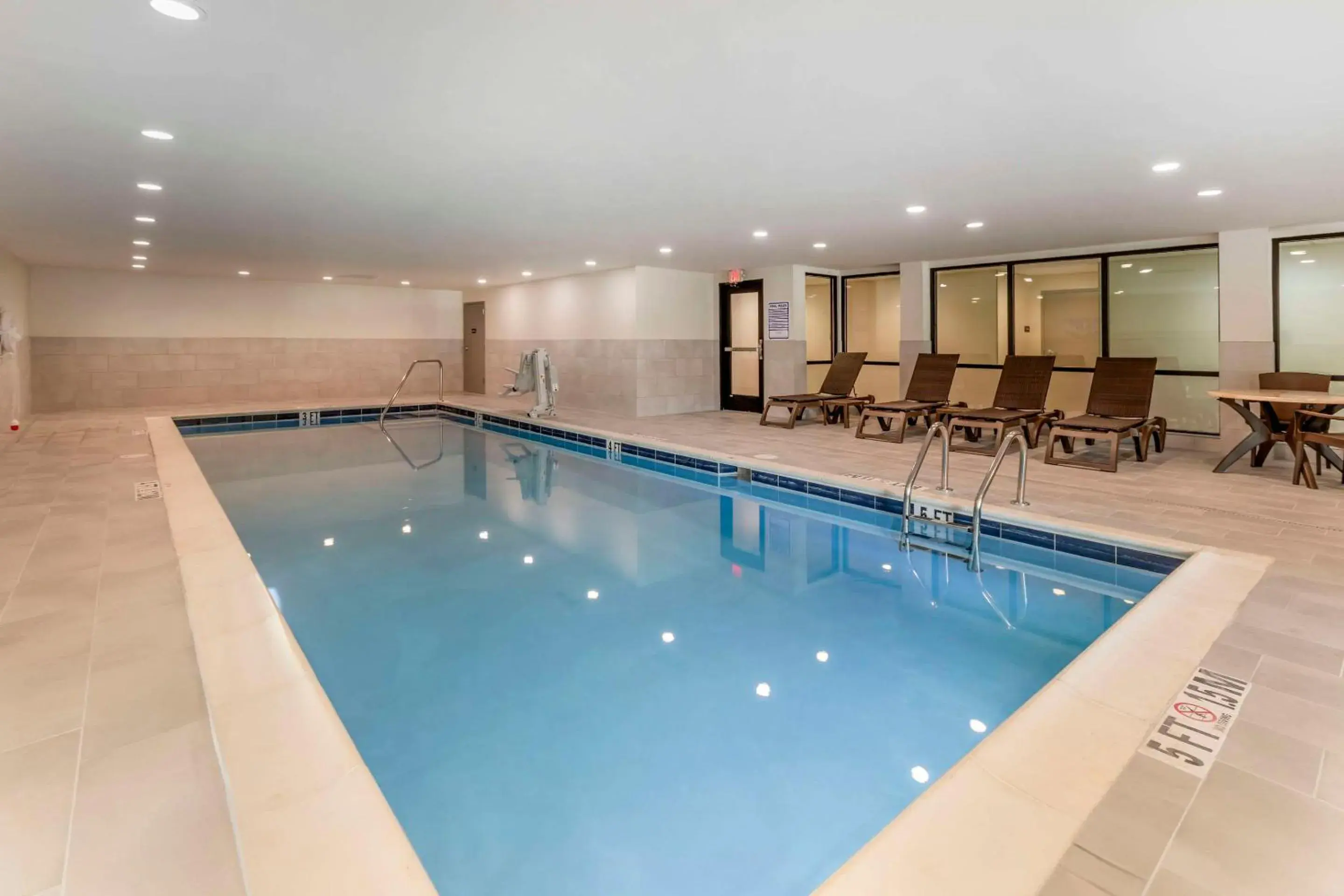 Swimming pool in Comfort Suites Gatlinburg Downtown-Convention Center Swimming pool in Comfort Suites Gatlinburg Downtown-Convention Center