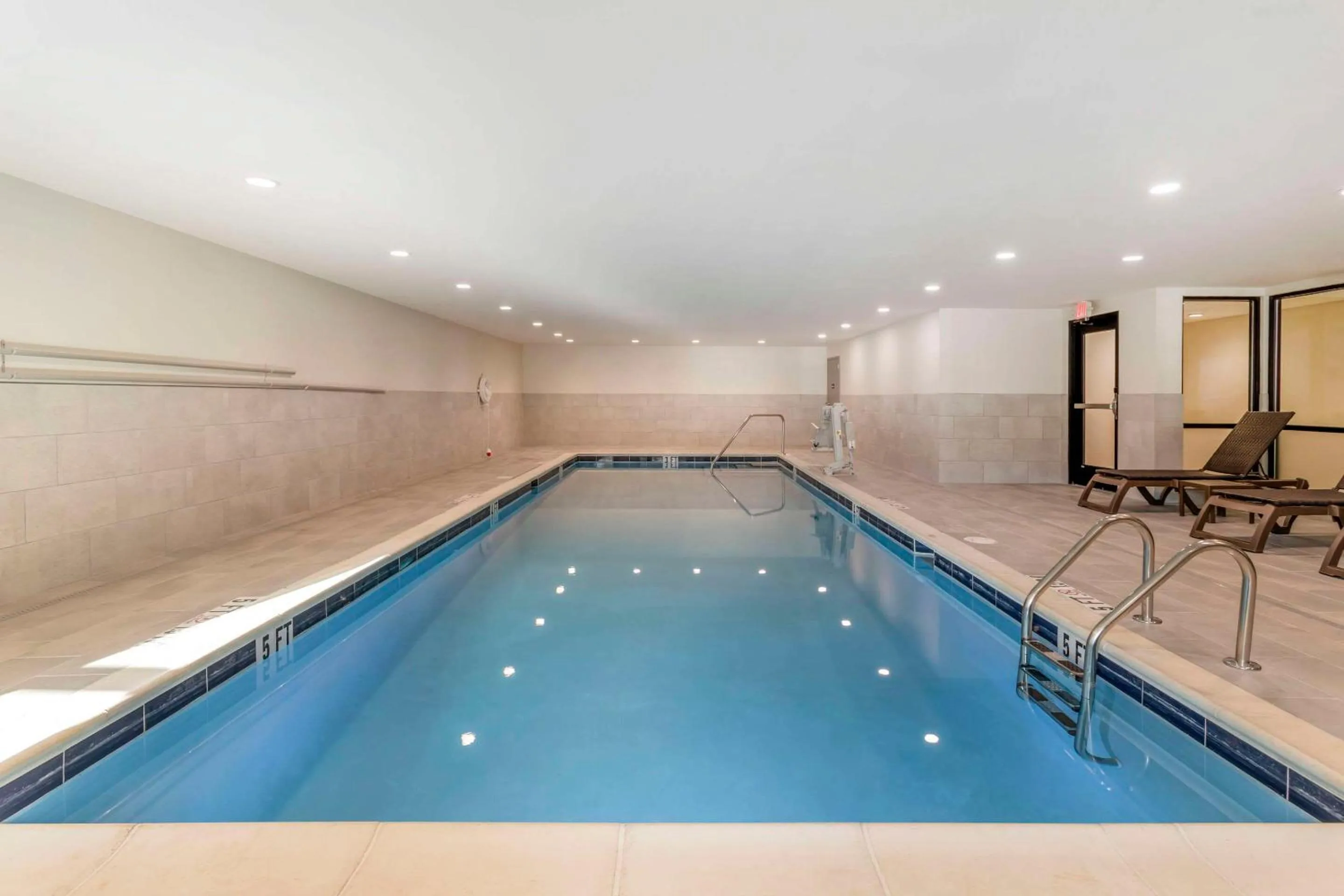 Swimming pool in Comfort Suites Gatlinburg Downtown-Convention Center