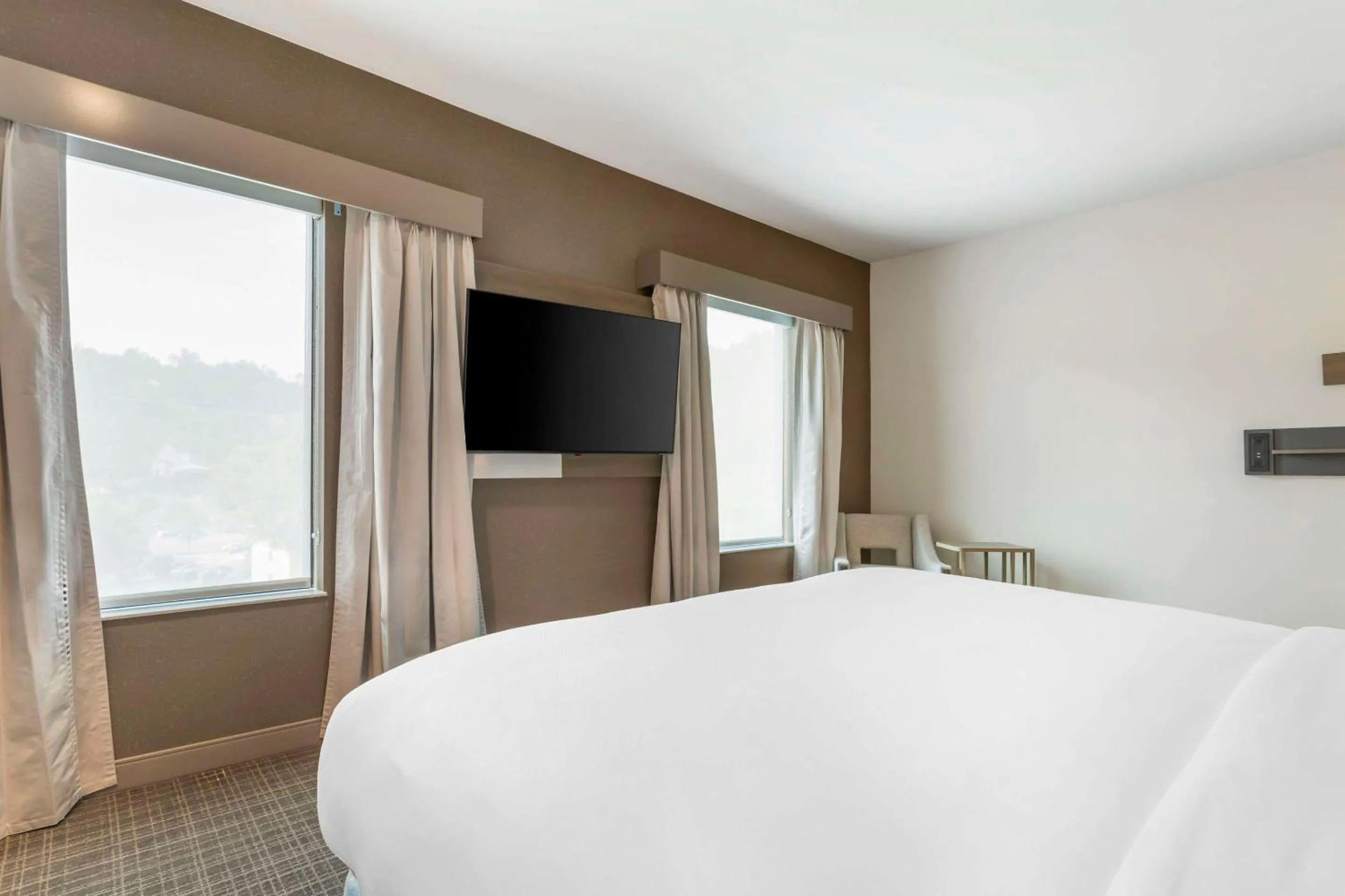 Bedroom, Bed in Comfort Suites Gatlinburg Downtown-Convention Center