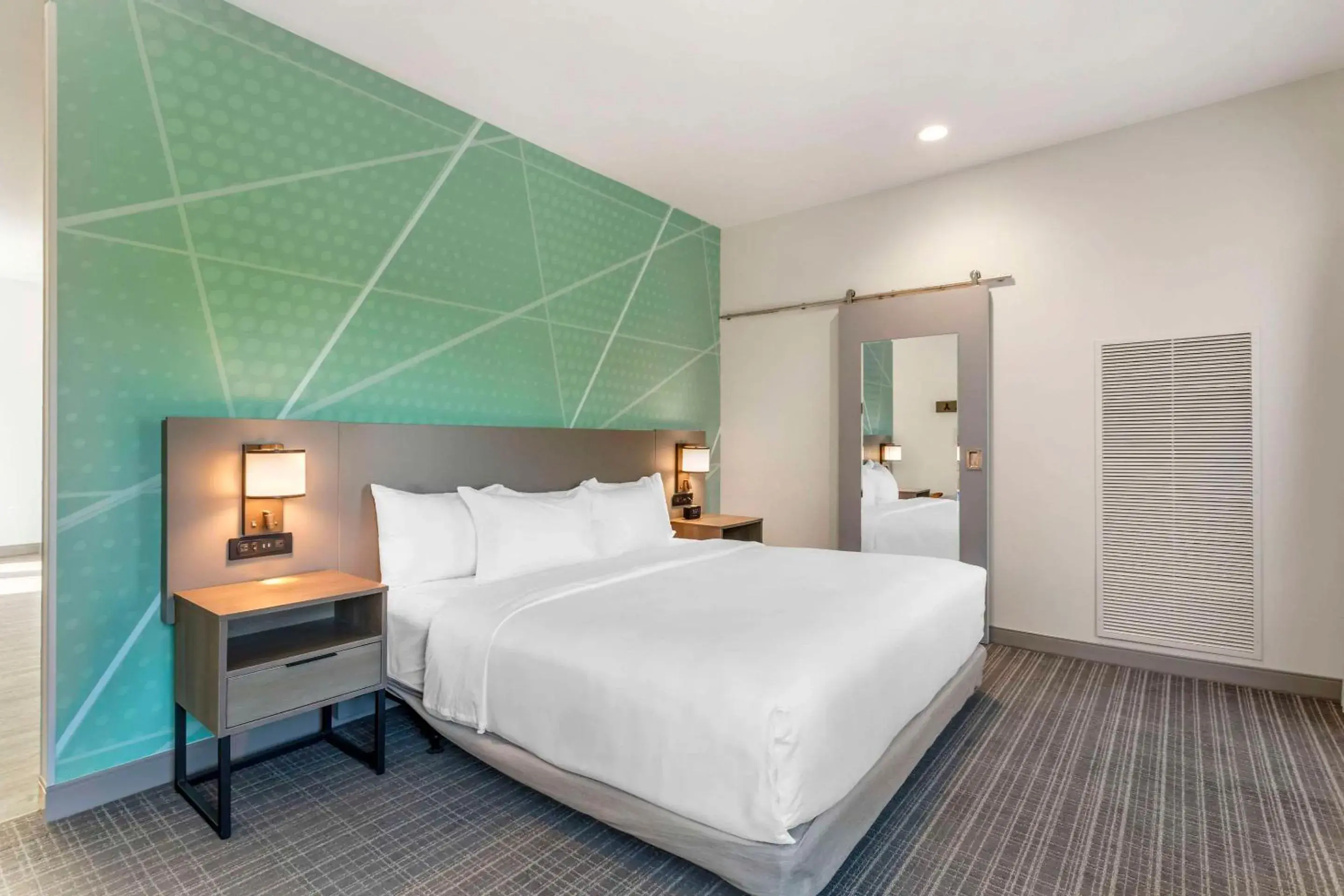 Bedroom, Bed in Comfort Suites Gatlinburg Downtown-Convention Center Bedroom, Bed in Comfort Suites Gatlinburg Downtown-Convention Center