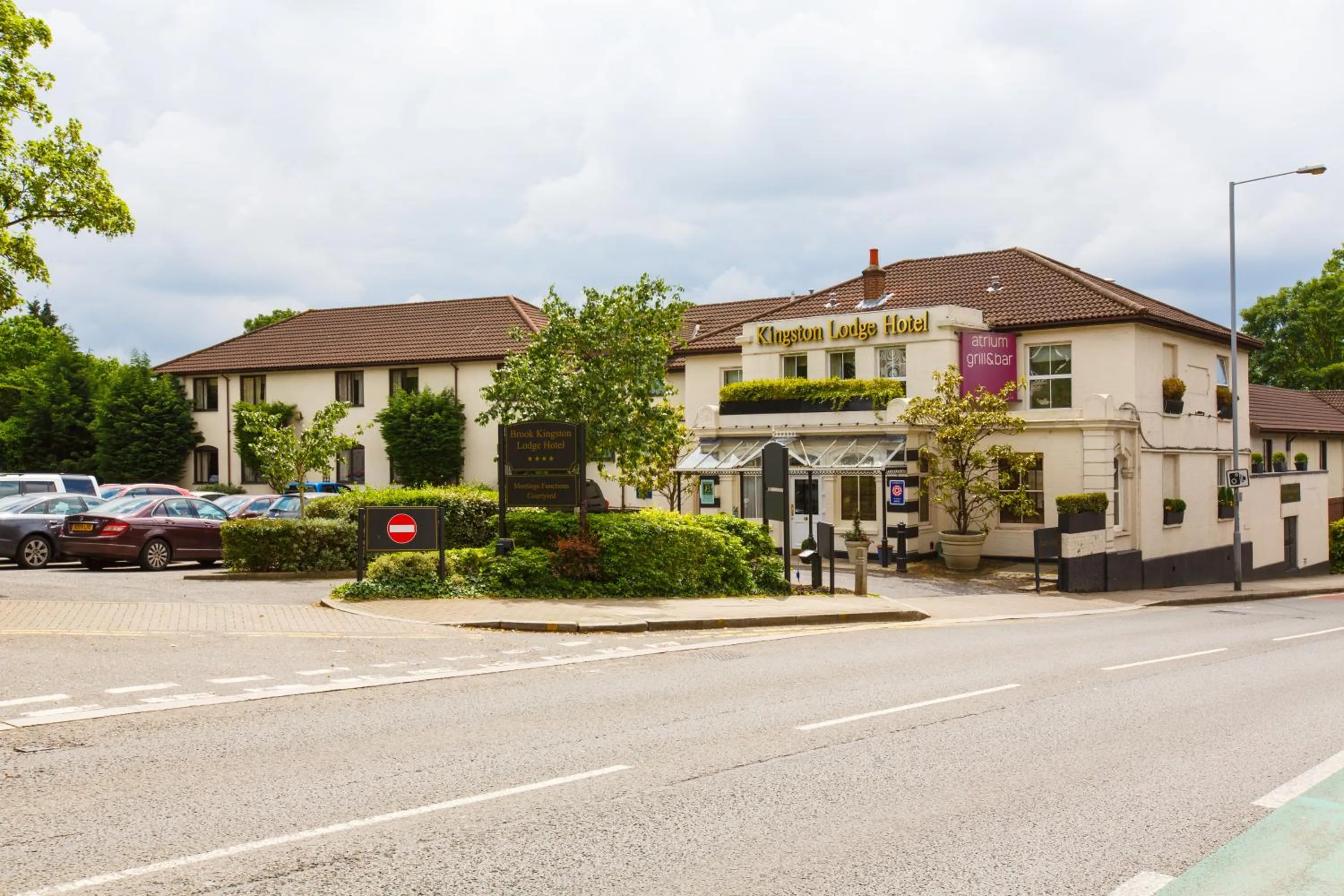 Facade/entrance, Property Building in Kingston Lodge Hotel