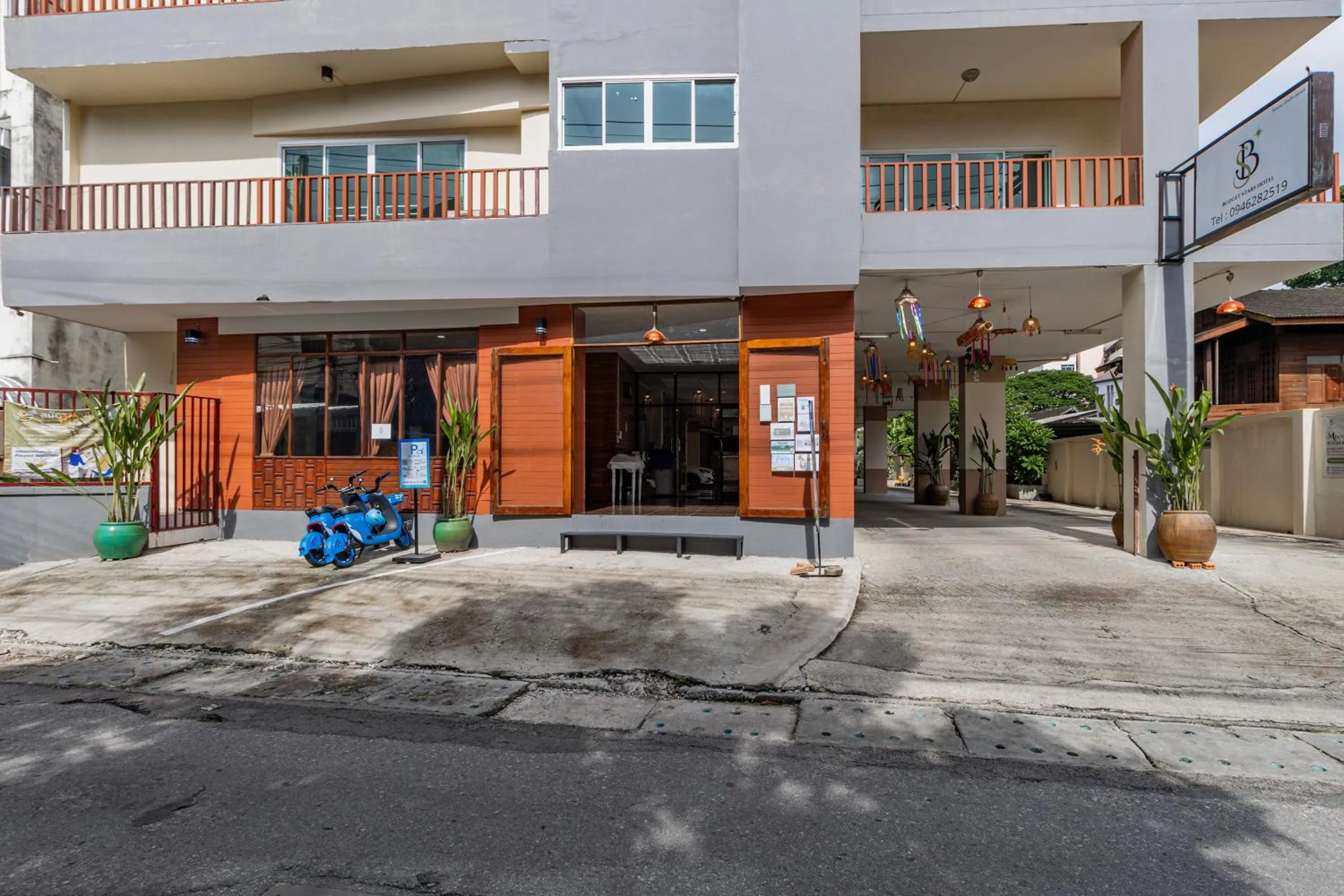 Facade/entrance in Budget Stars Hotel Chiang Mai