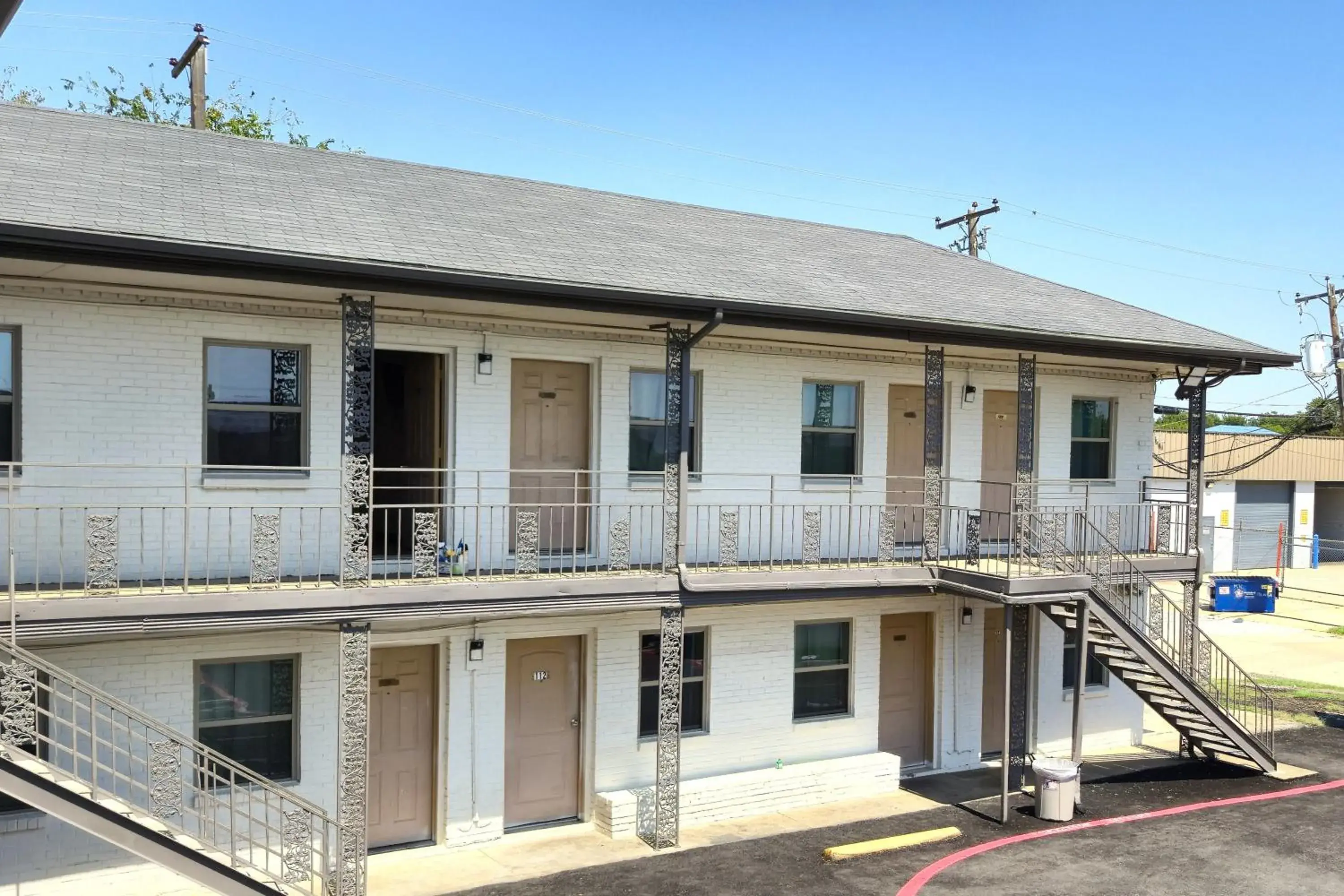 Property building in Exclusivo Inn by OYO Grand Prairie, TX Property building in Exclusivo Inn by OYO Grand Prairie, TX