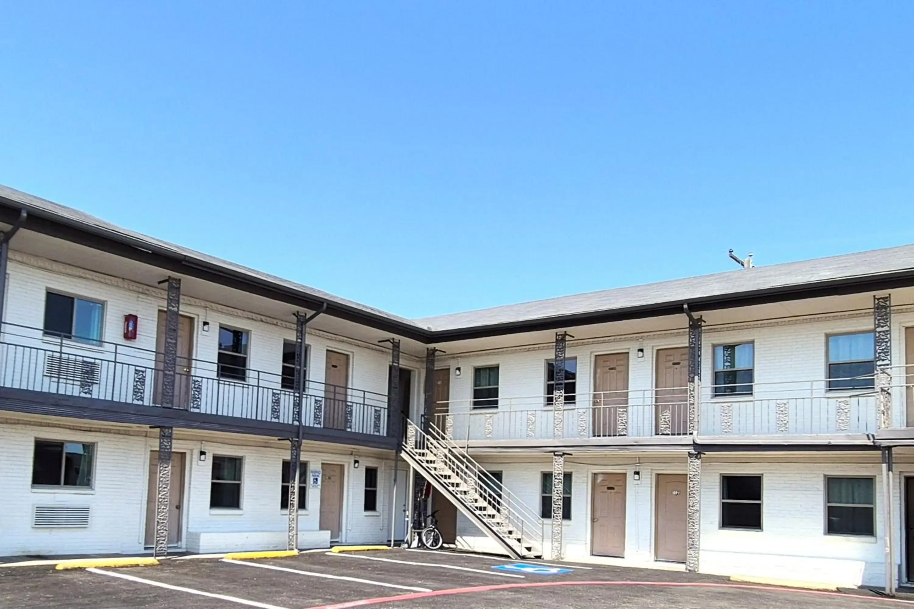 Property building in Exclusivo Inn by OYO Grand Prairie, TX Property building in Exclusivo Inn by OYO Grand Prairie, TX