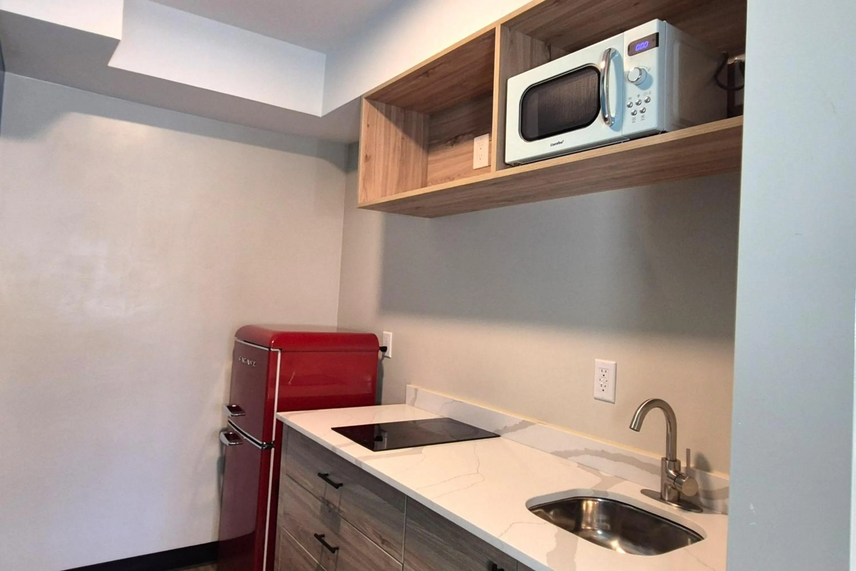 Kitchen or kitchenette in Exclusivo Inn by OYO Grand Prairie, TX