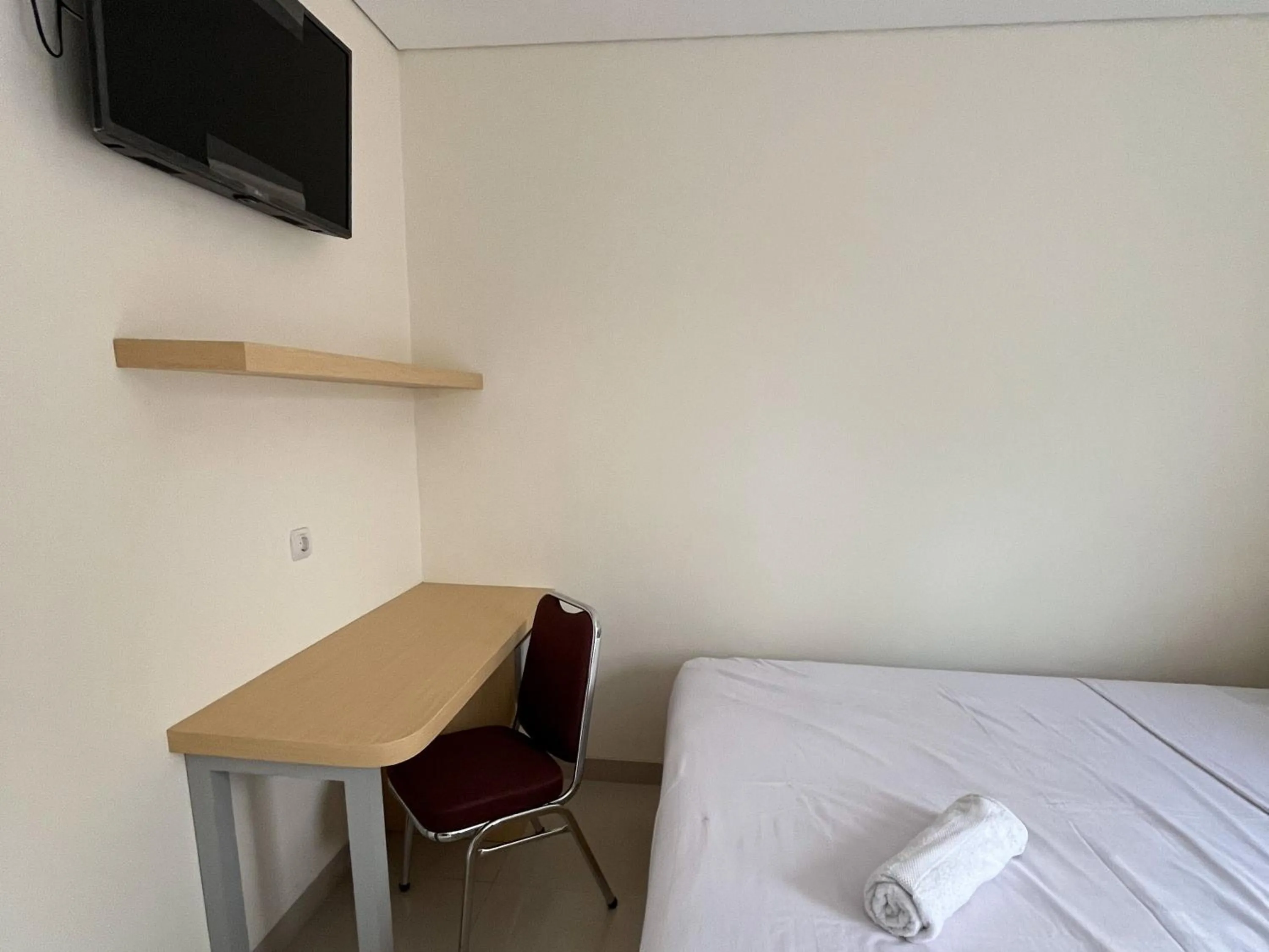 TV and multimedia, Bed in Urbanview Indria Inn Solo by RedDoorz