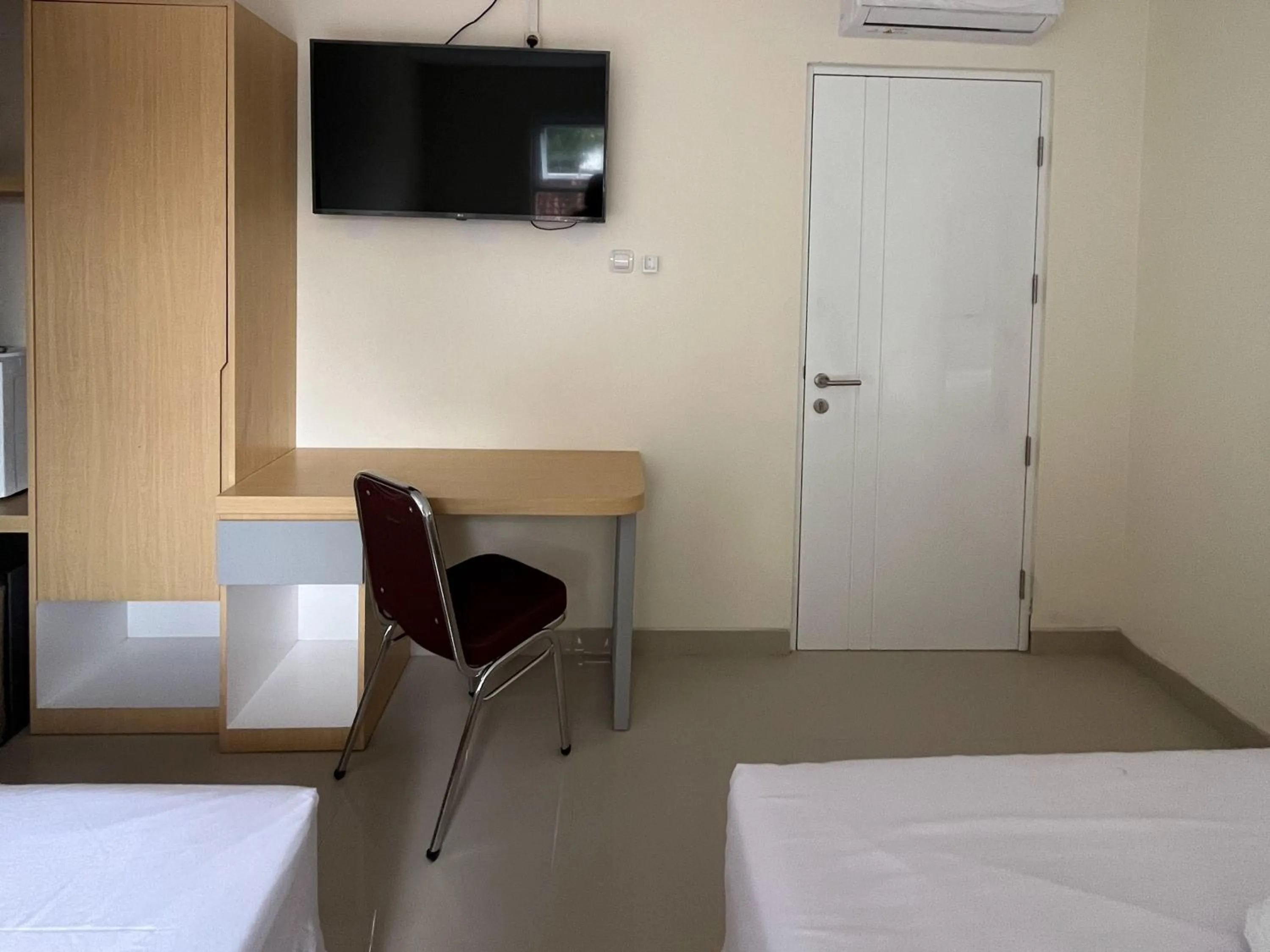 TV and multimedia, Bed in Urbanview Indria Inn Solo by RedDoorz