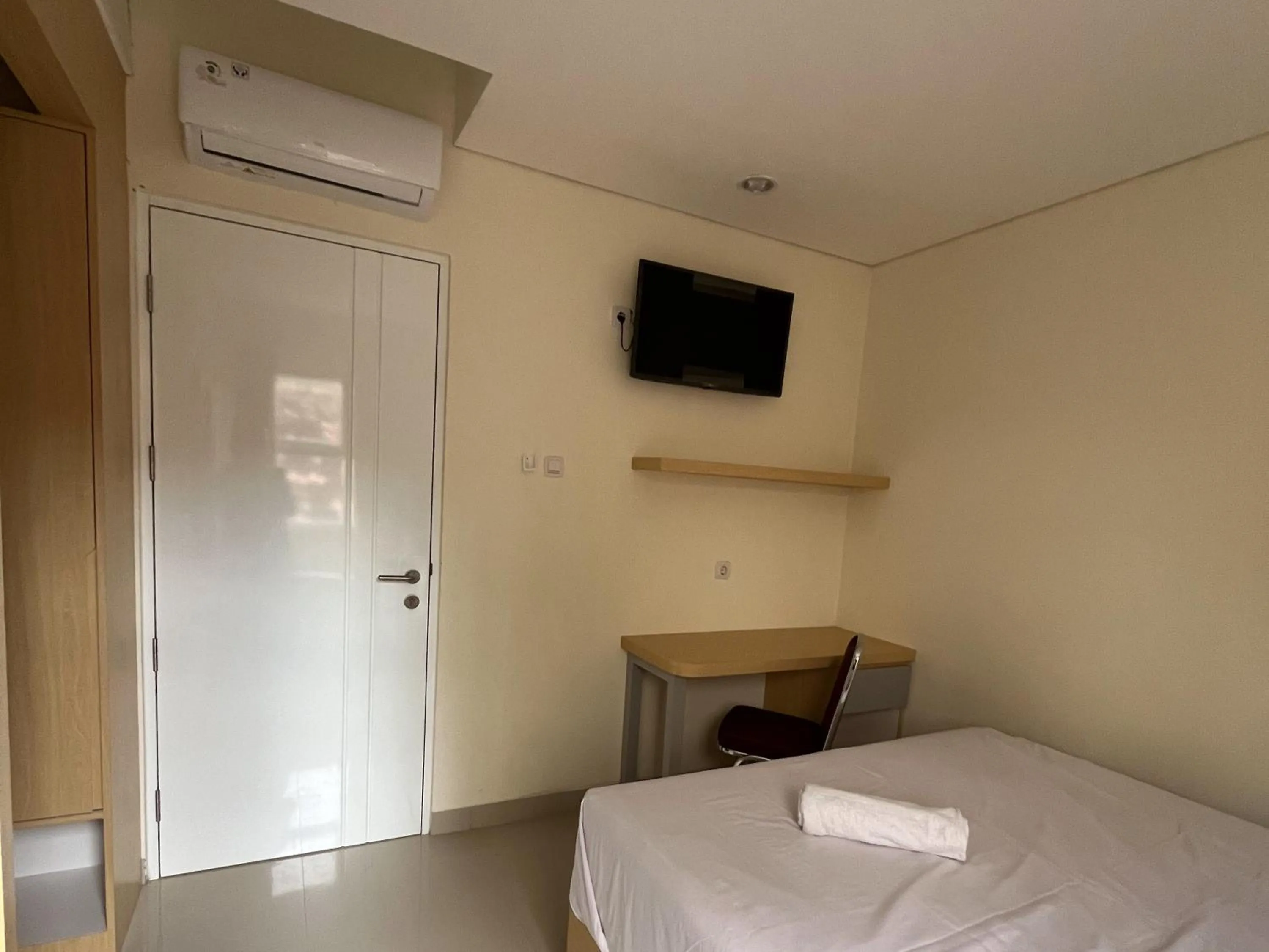 TV and multimedia, Bed in Urbanview Indria Inn Solo by RedDoorz