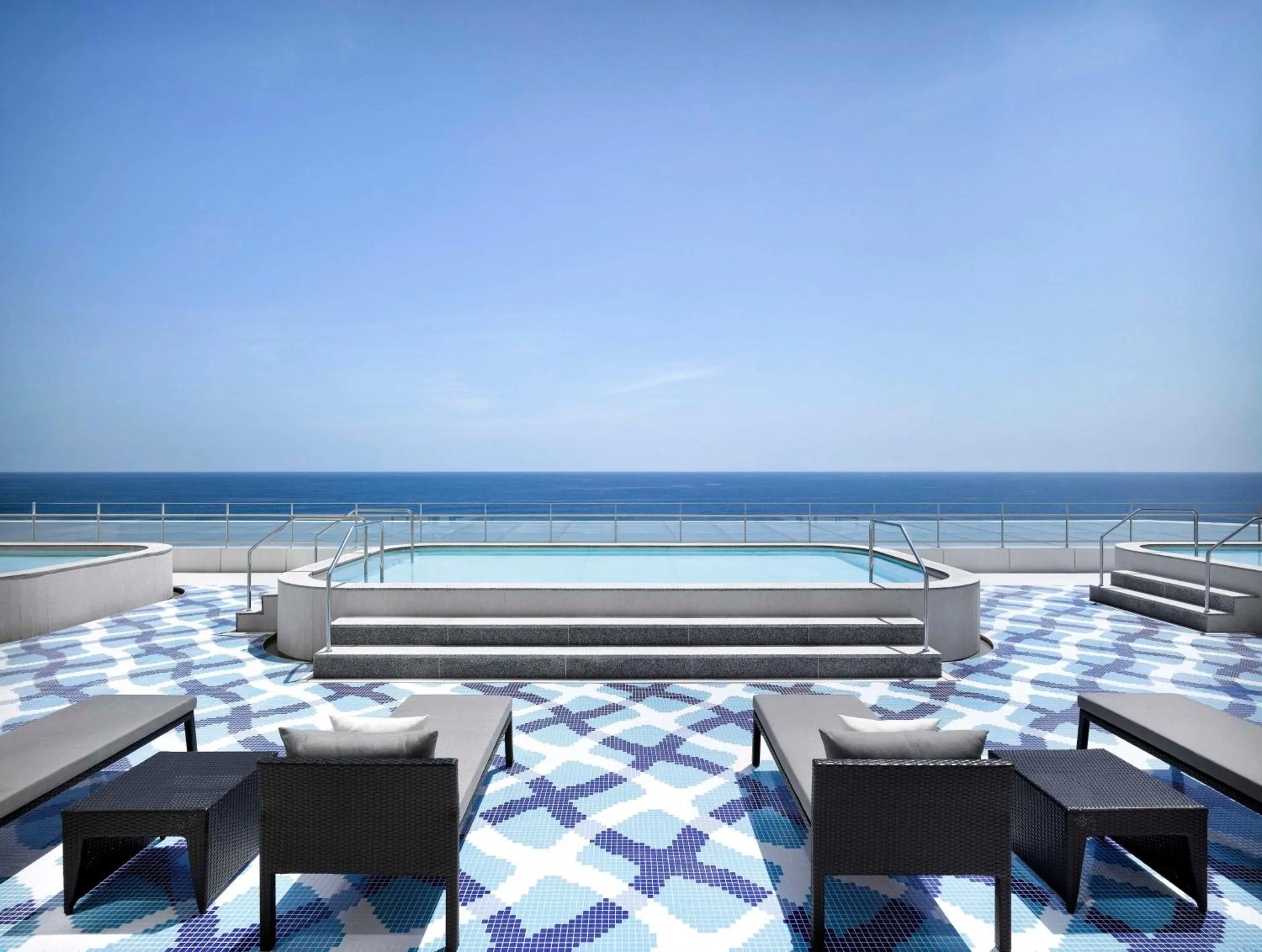 Pool view in Cassia Sokcho