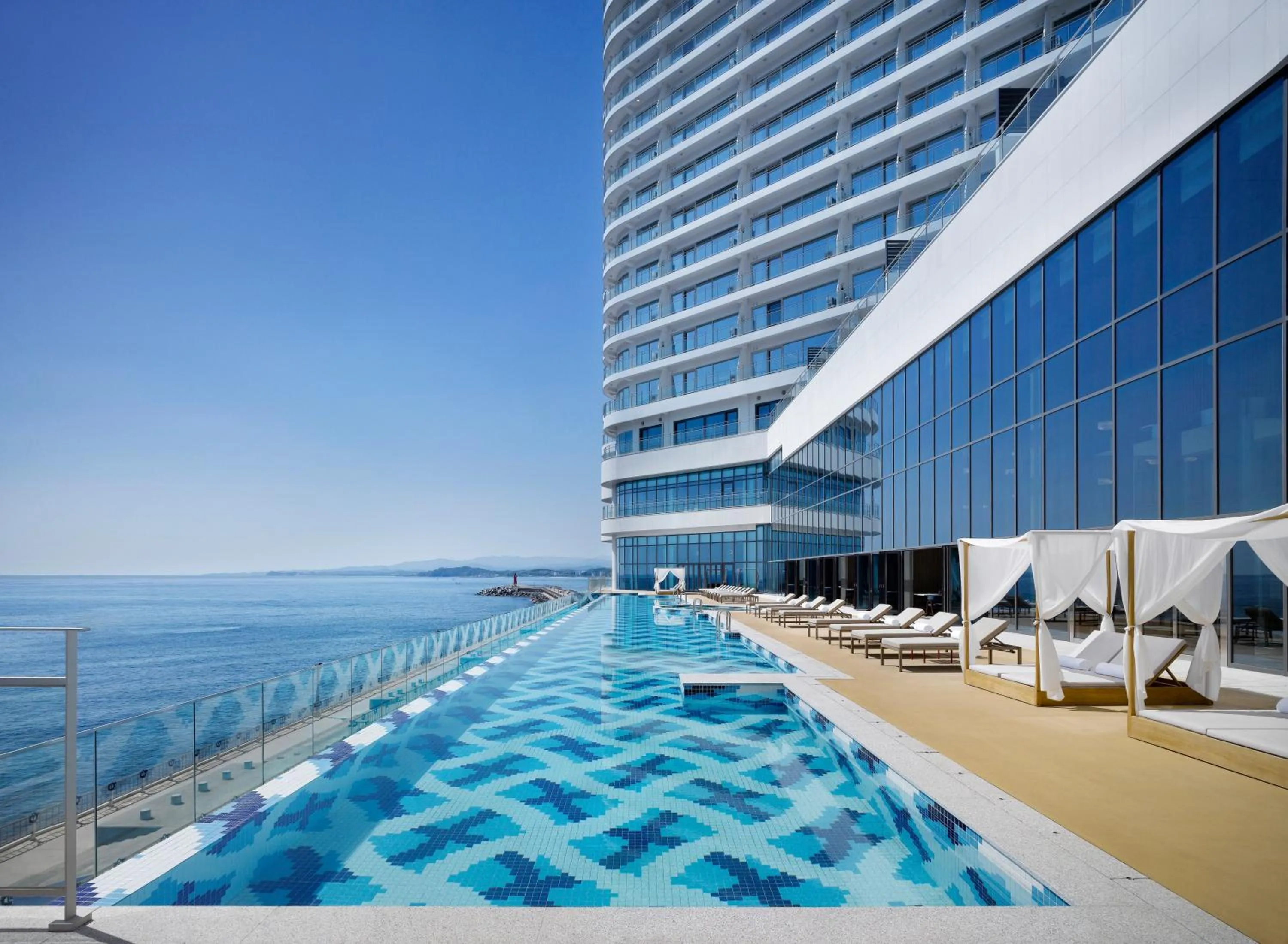 Swimming pool in Cassia Sokcho