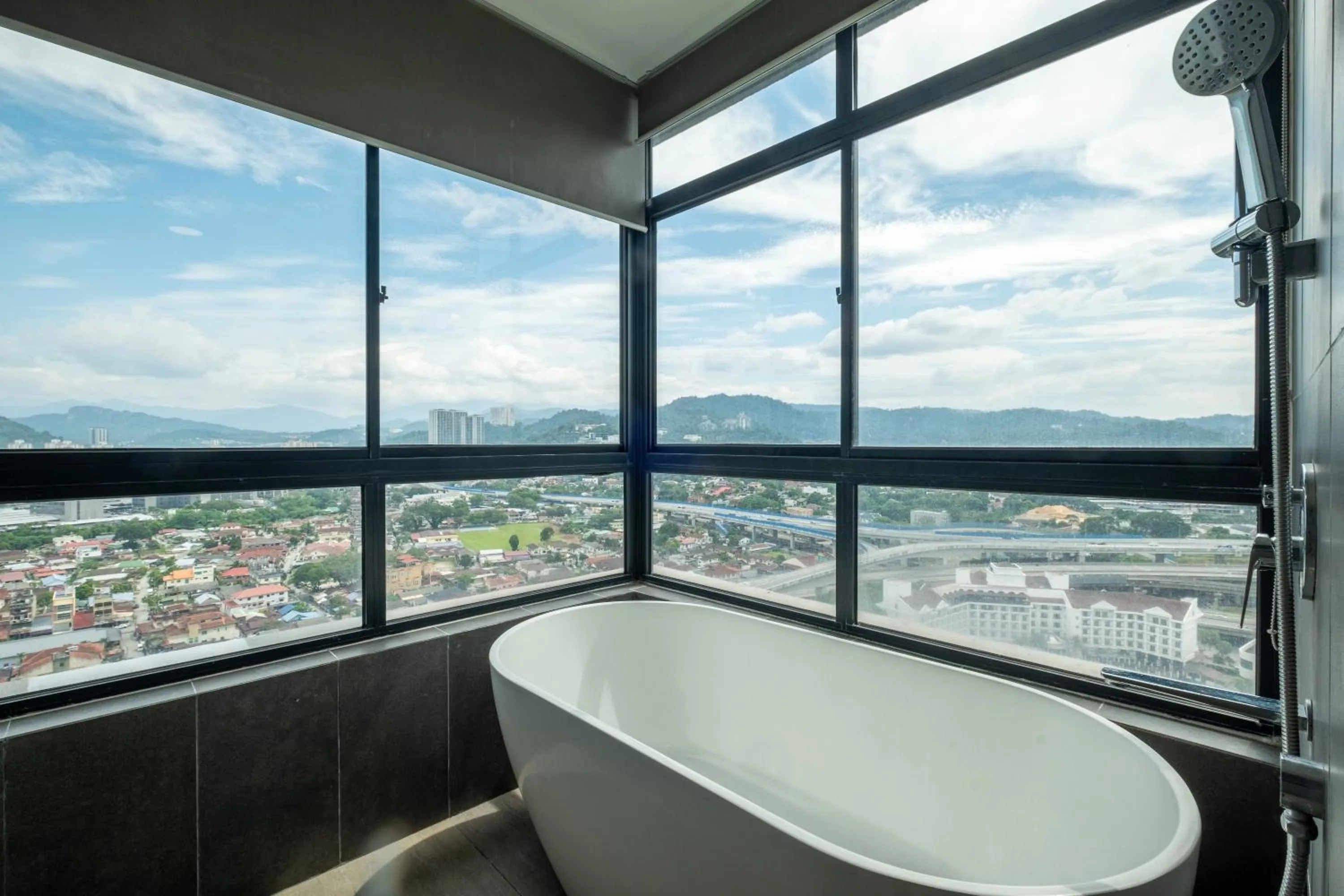 Bath in Premium Classy 4Room@Astoria Ampang 12pax 6km KLCC