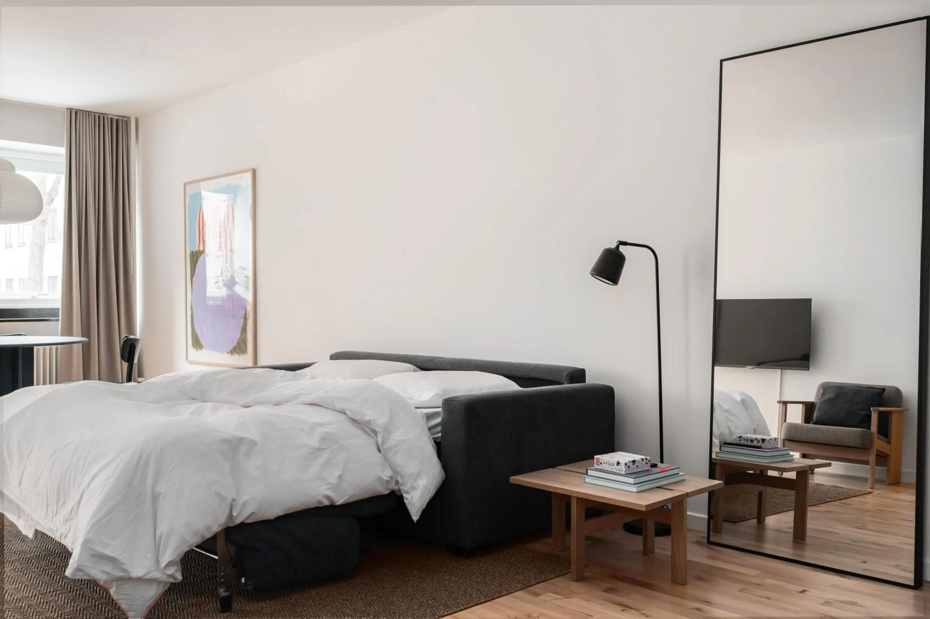 Living room, Bed in Queens Courtyard by Daniel&Jacob's