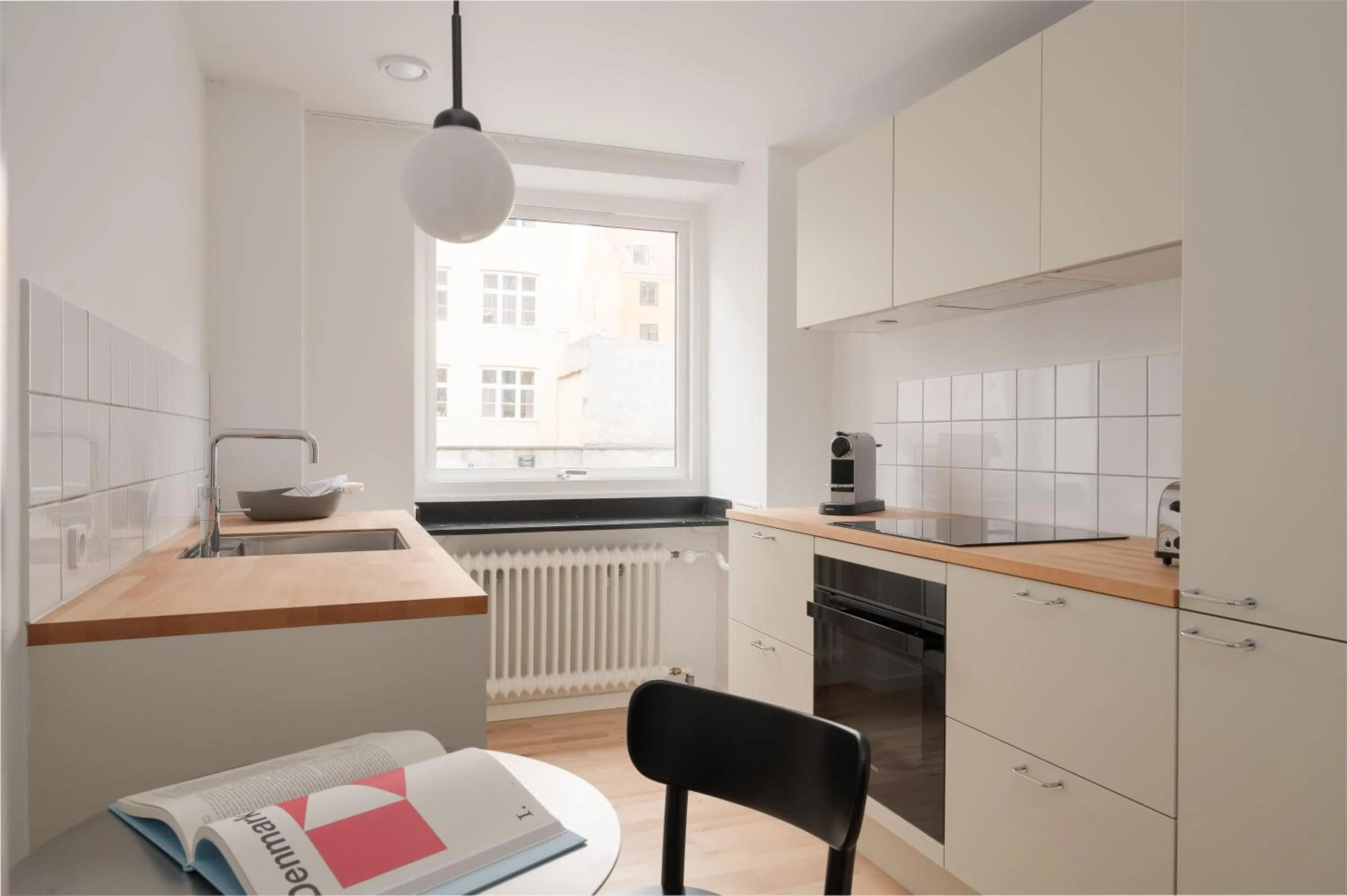 Dining area in Queens Courtyard by Daniel&Jacob's