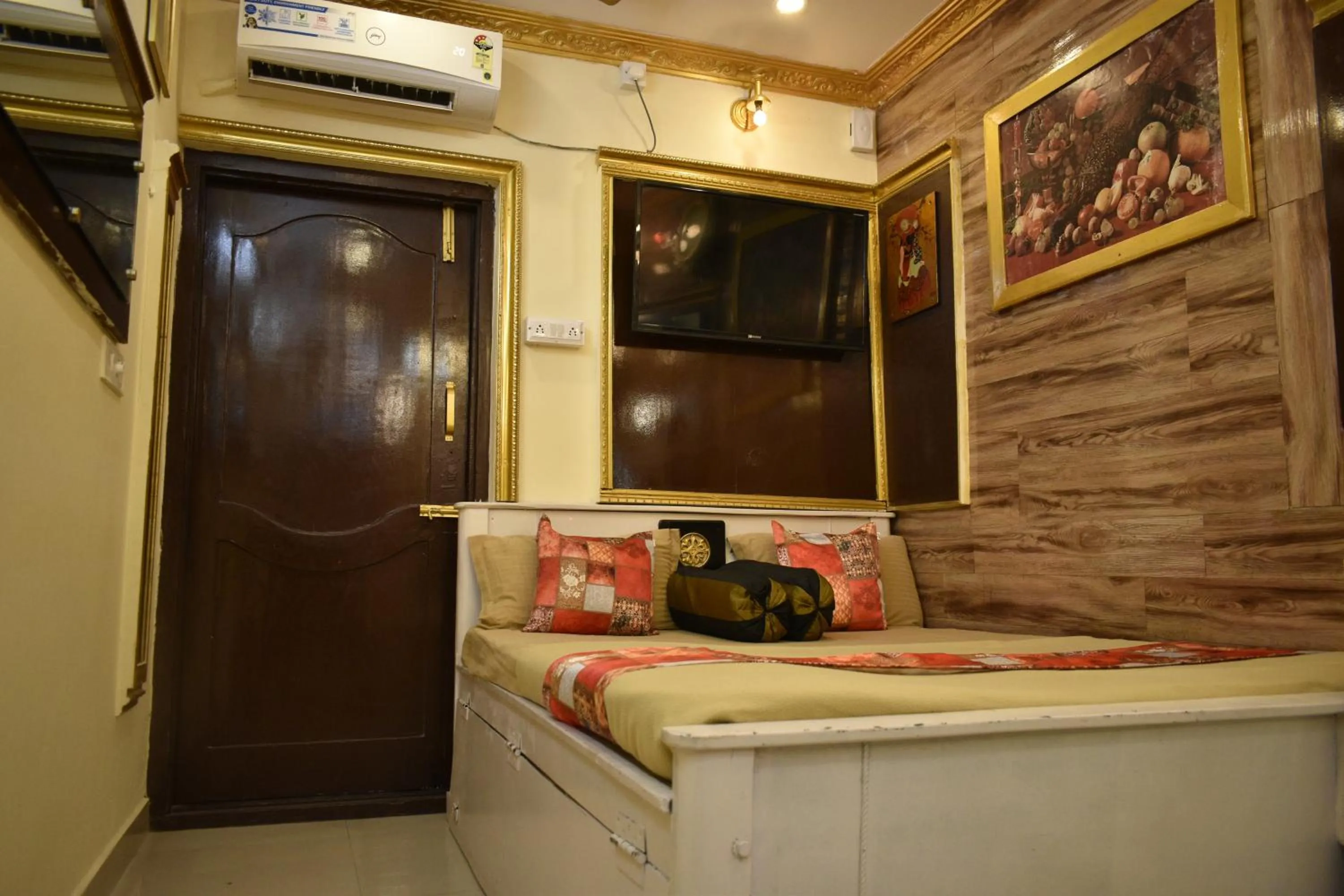 Bedroom in Ya Inn Rooms & Suites