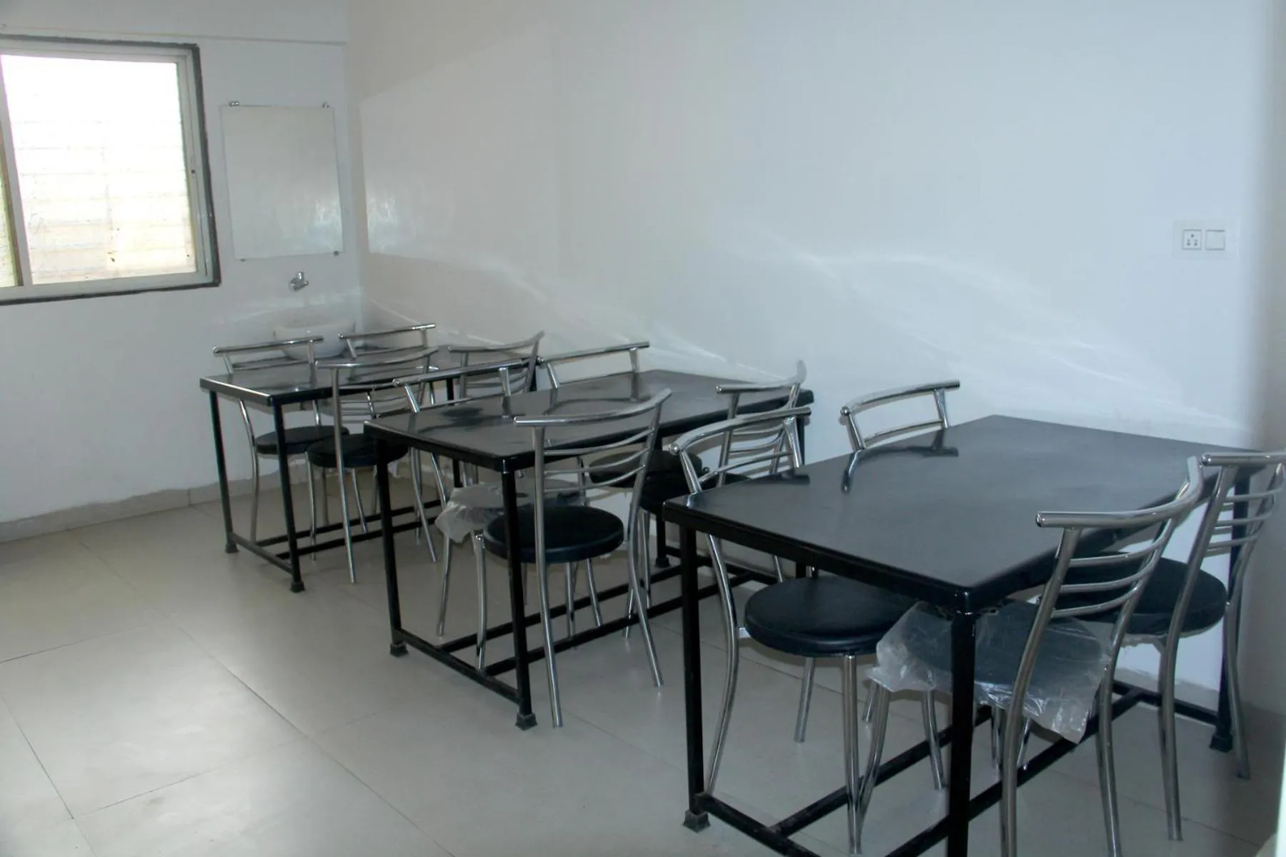 Restaurant/places to eat in Hotel Ambai Executive