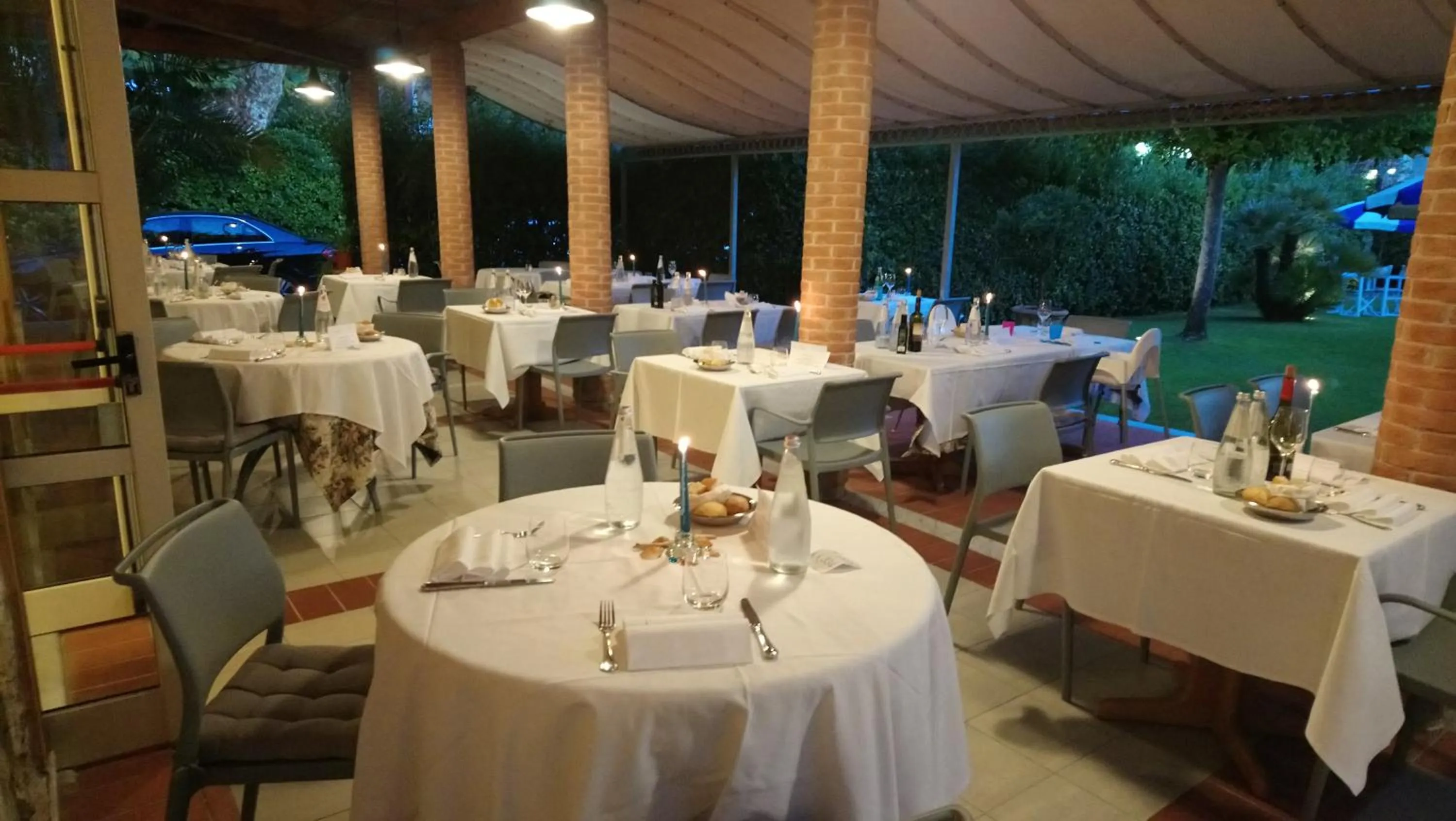 Restaurant/places to eat in Hotel Regina