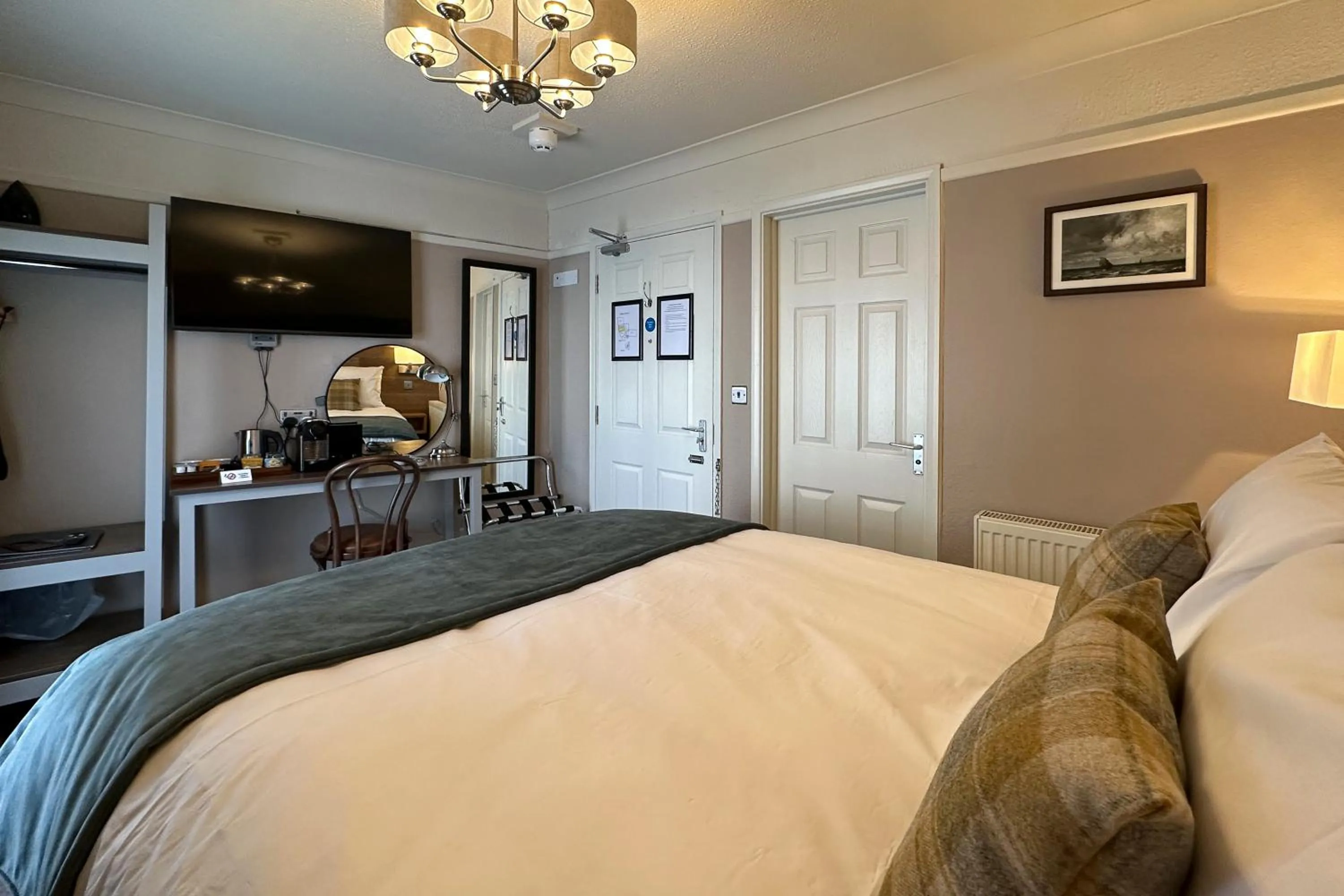 Bedroom, Bed in The Lobster