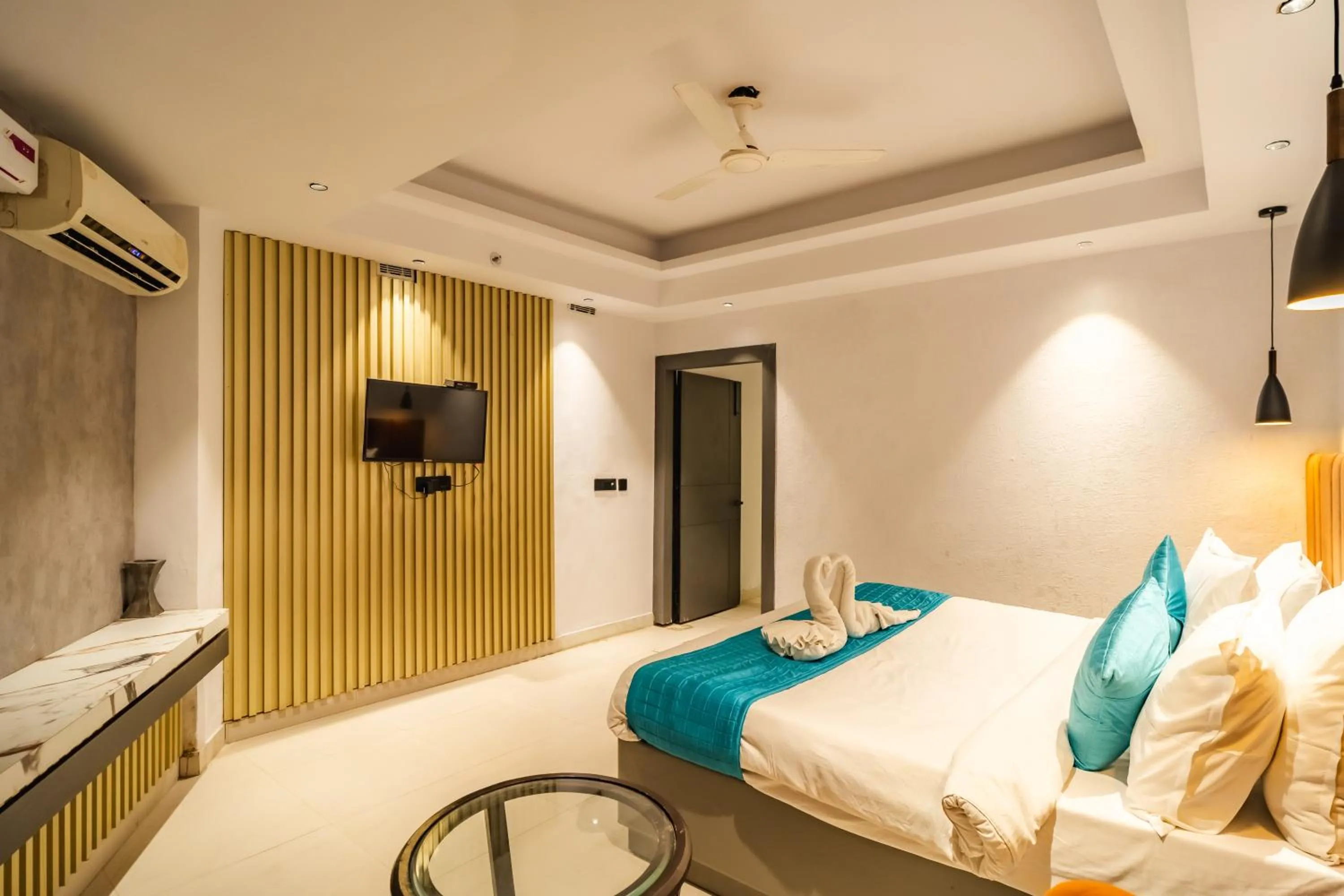 TV and multimedia, Bed in SKI Hotels and Resorts Rishikesh