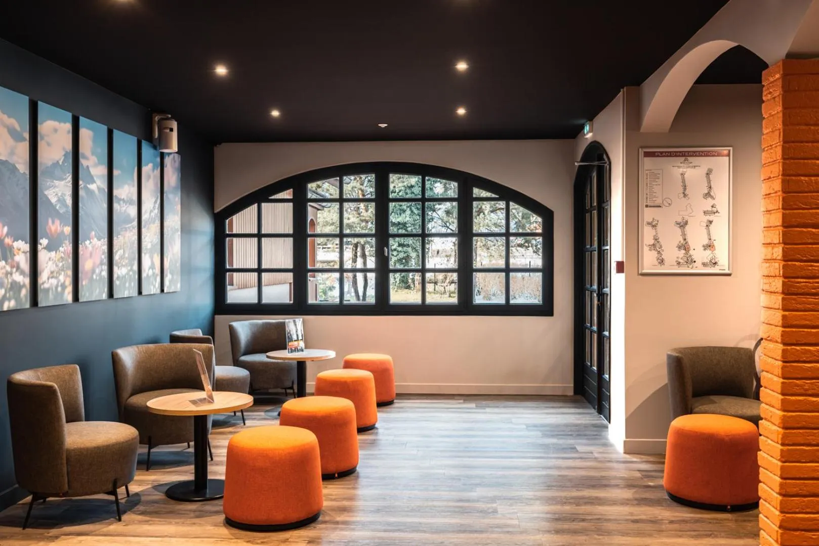 Living room in Hotel Base Camp Lodge - Albertville